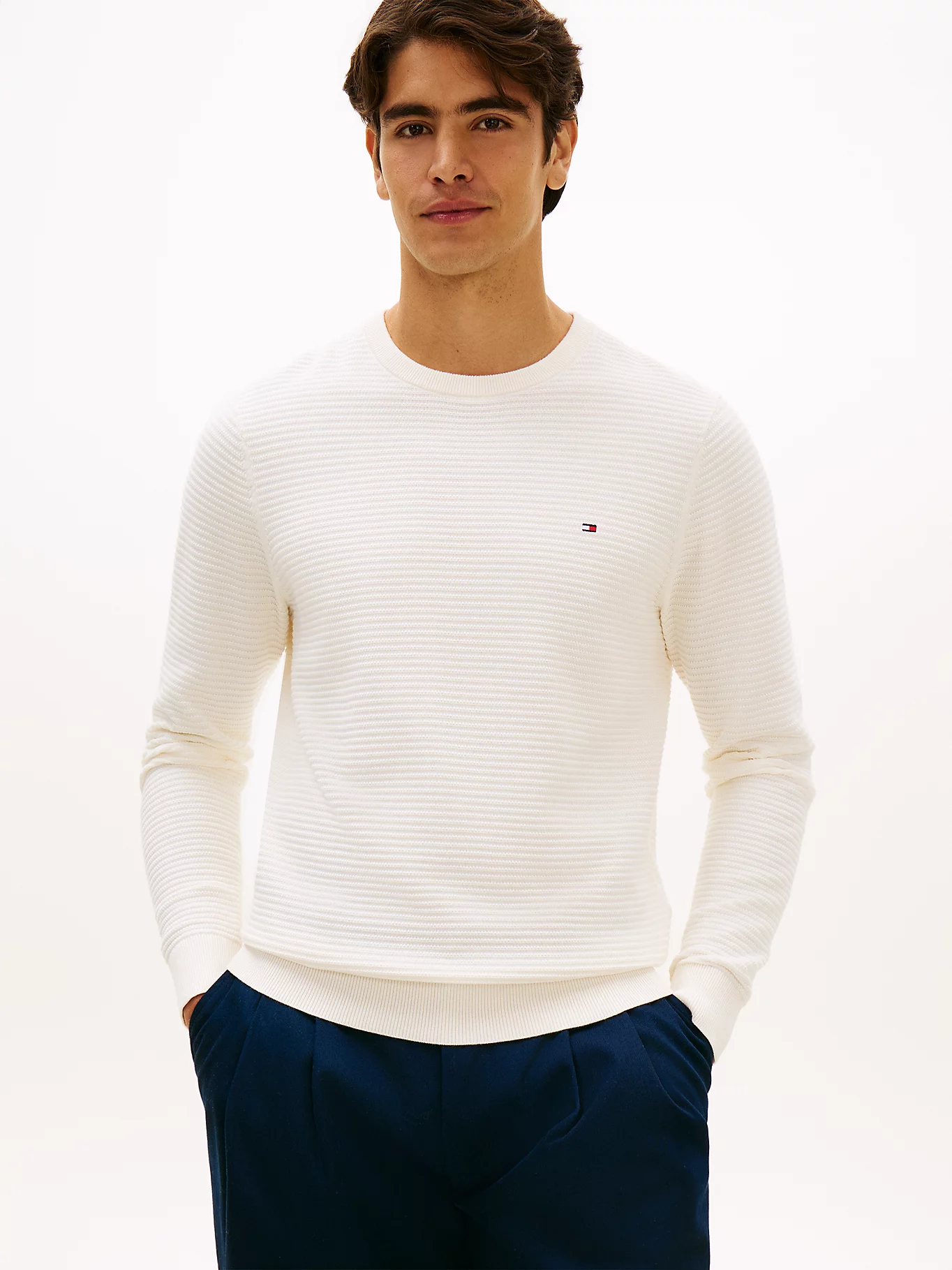 detail Tommy Hilfiger pánsky krémový sveter