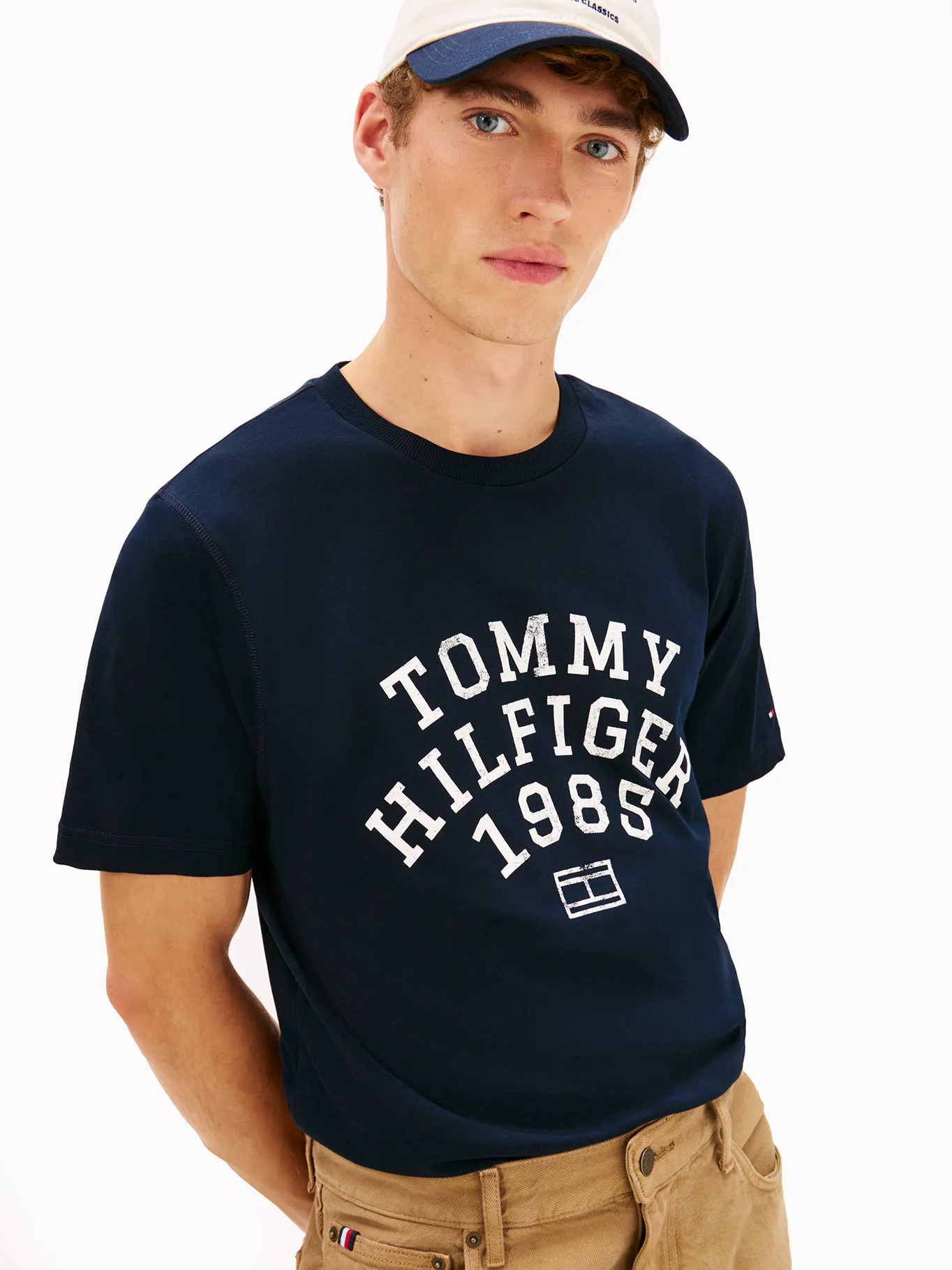 detail Tommy Hilfiger pánske tmavo modré tričko