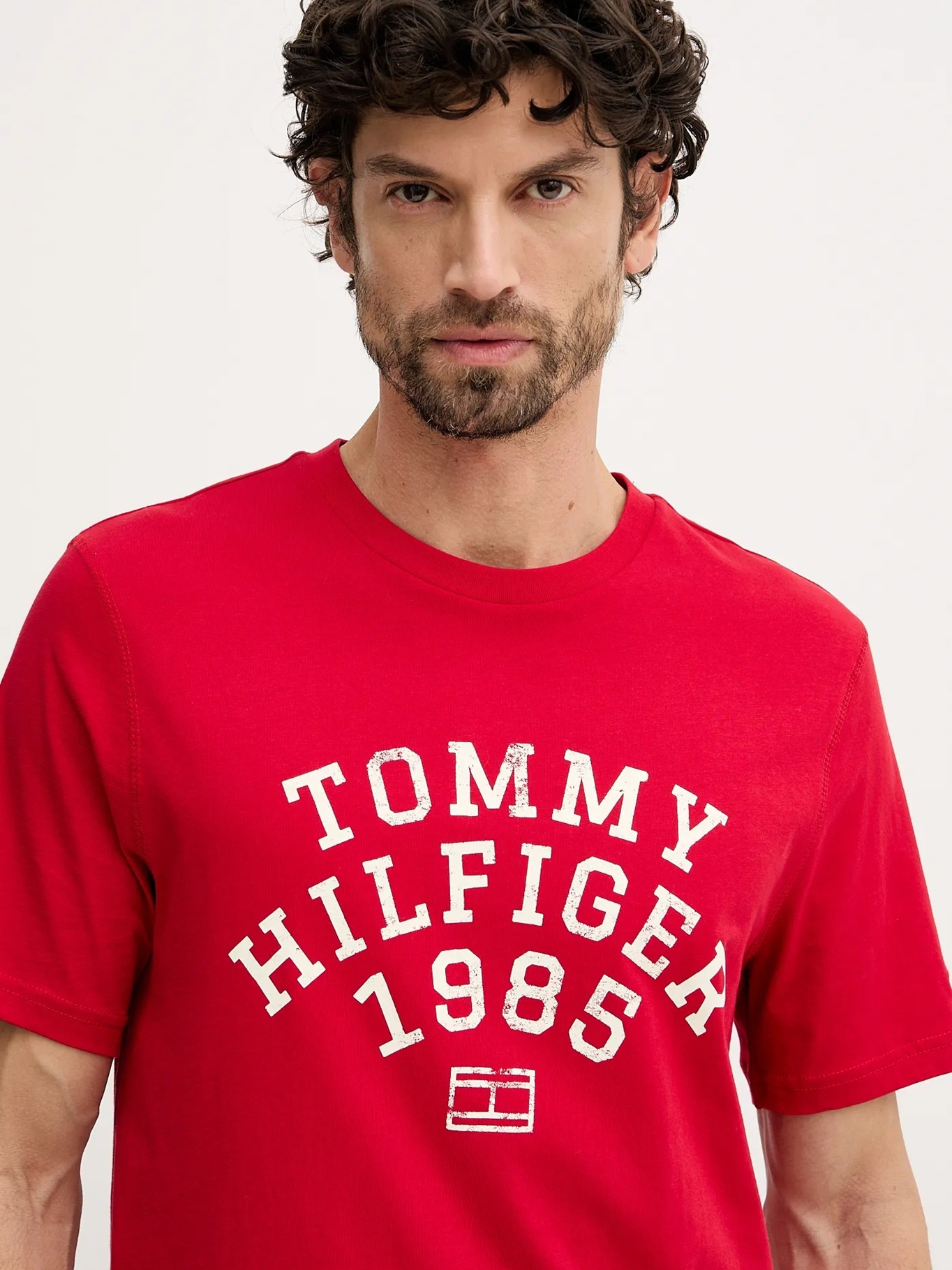 detail Tommy Hilfiger pánske červené tričko