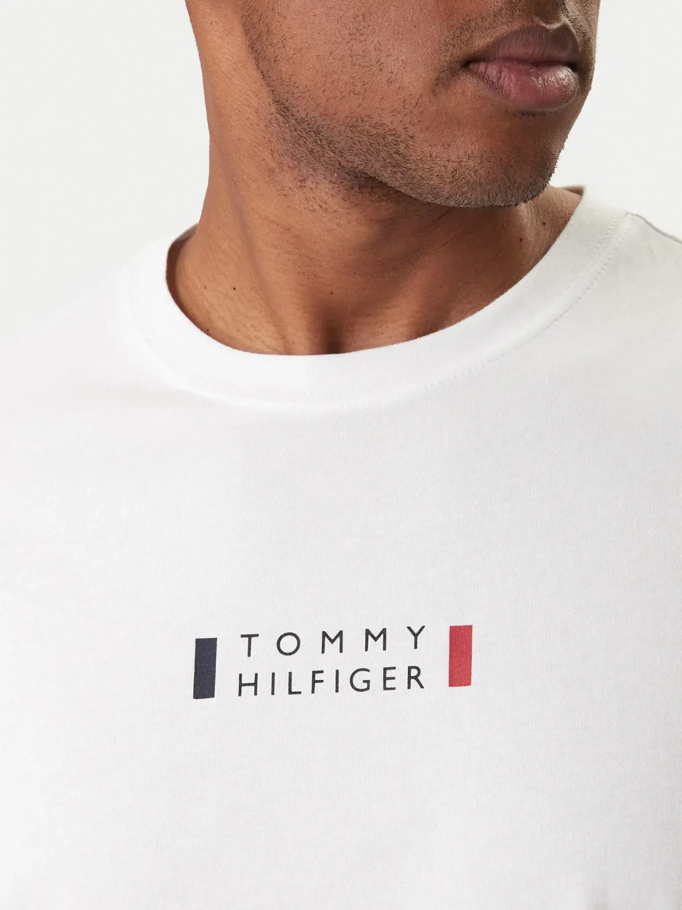 detail Tommy Hilfiger pánske biele tričko