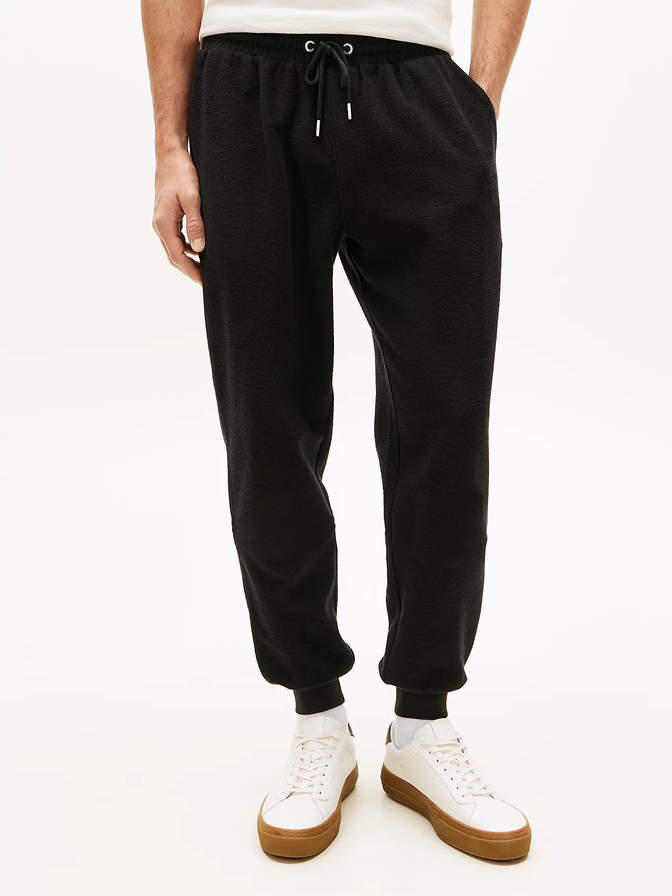 detail Tommy Hilfiger pánske čierne tepláky