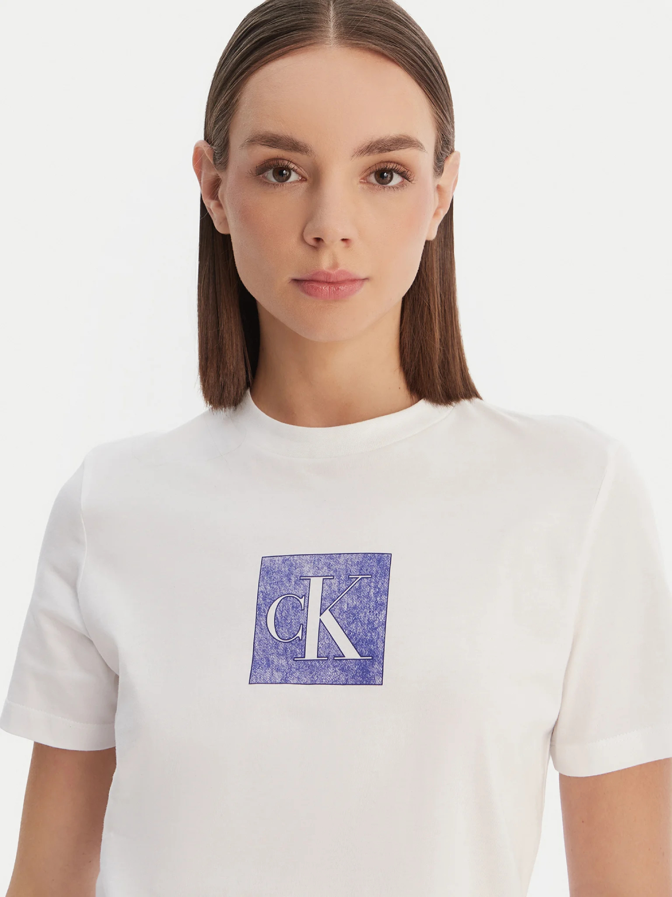 detail Calvin Klein dámske biele tričko