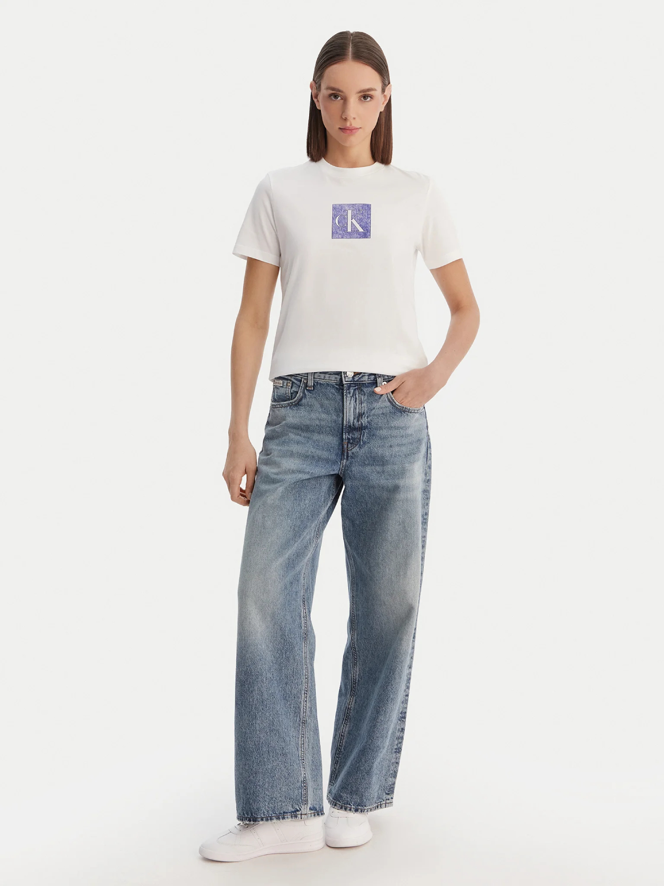 detail Calvin Klein dámske biele tričko