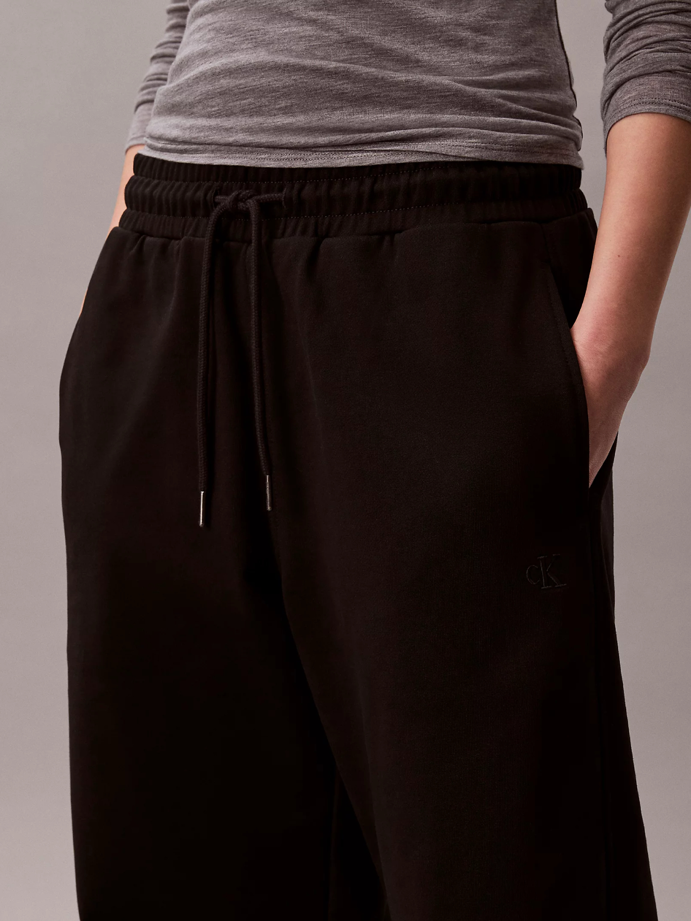 detail Calvin Klein dámske čierne tepláky