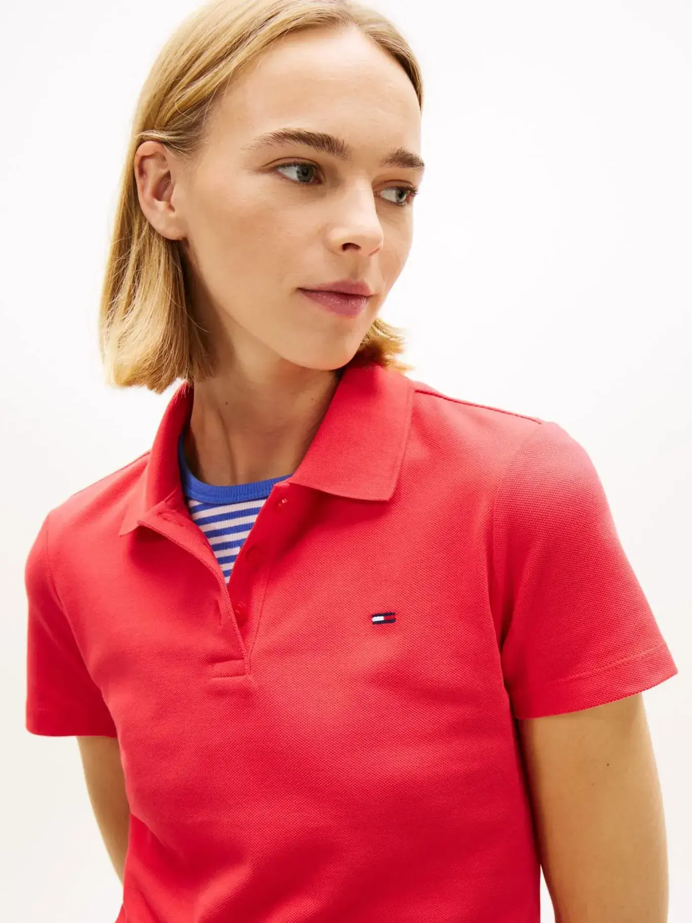 detail Tommy Jeans dámske červené polo tričko