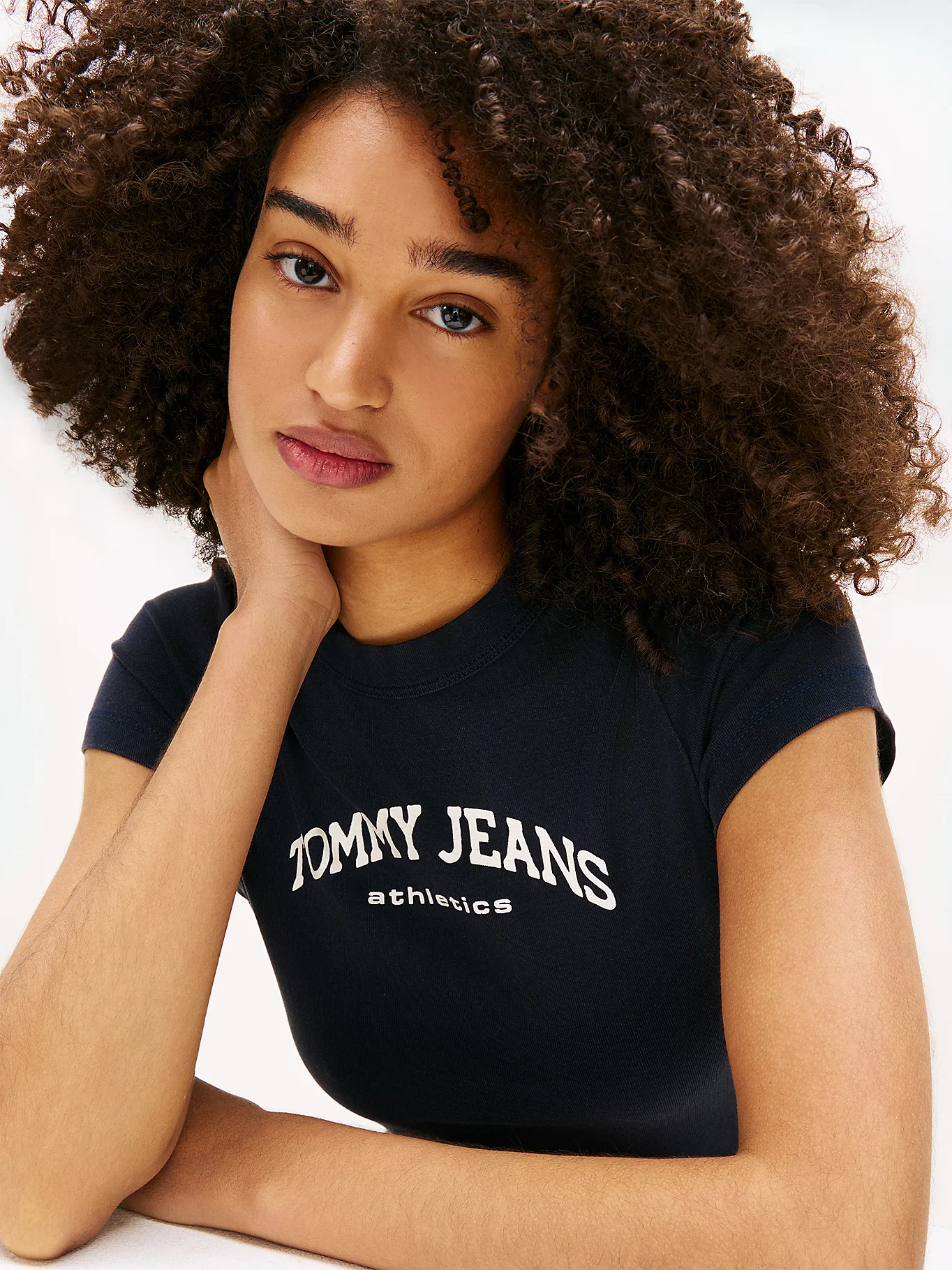 detail Tommy Jeans dámske tmavo modré tričko