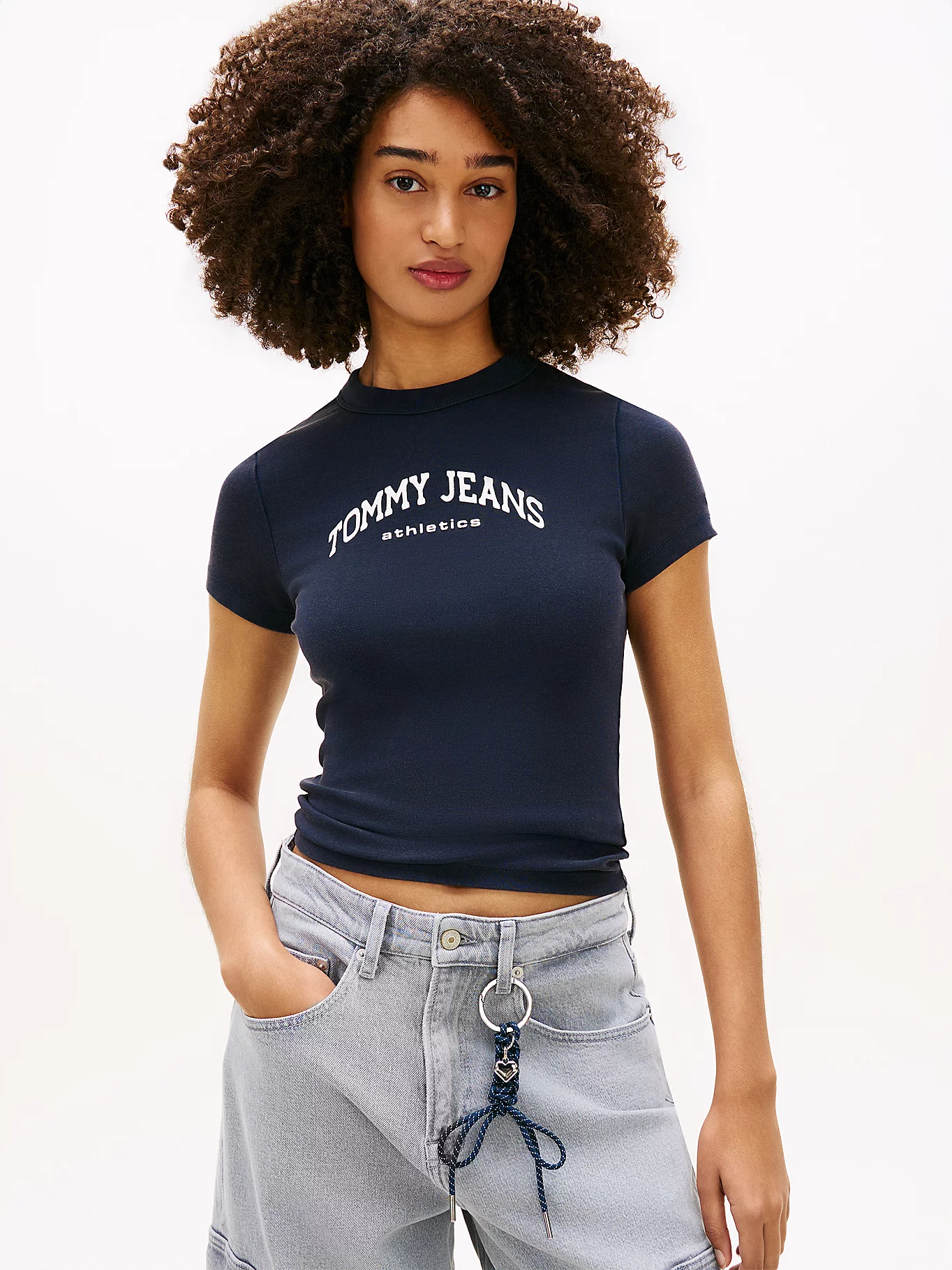 detail Tommy Jeans dámske tmavo modré tričko