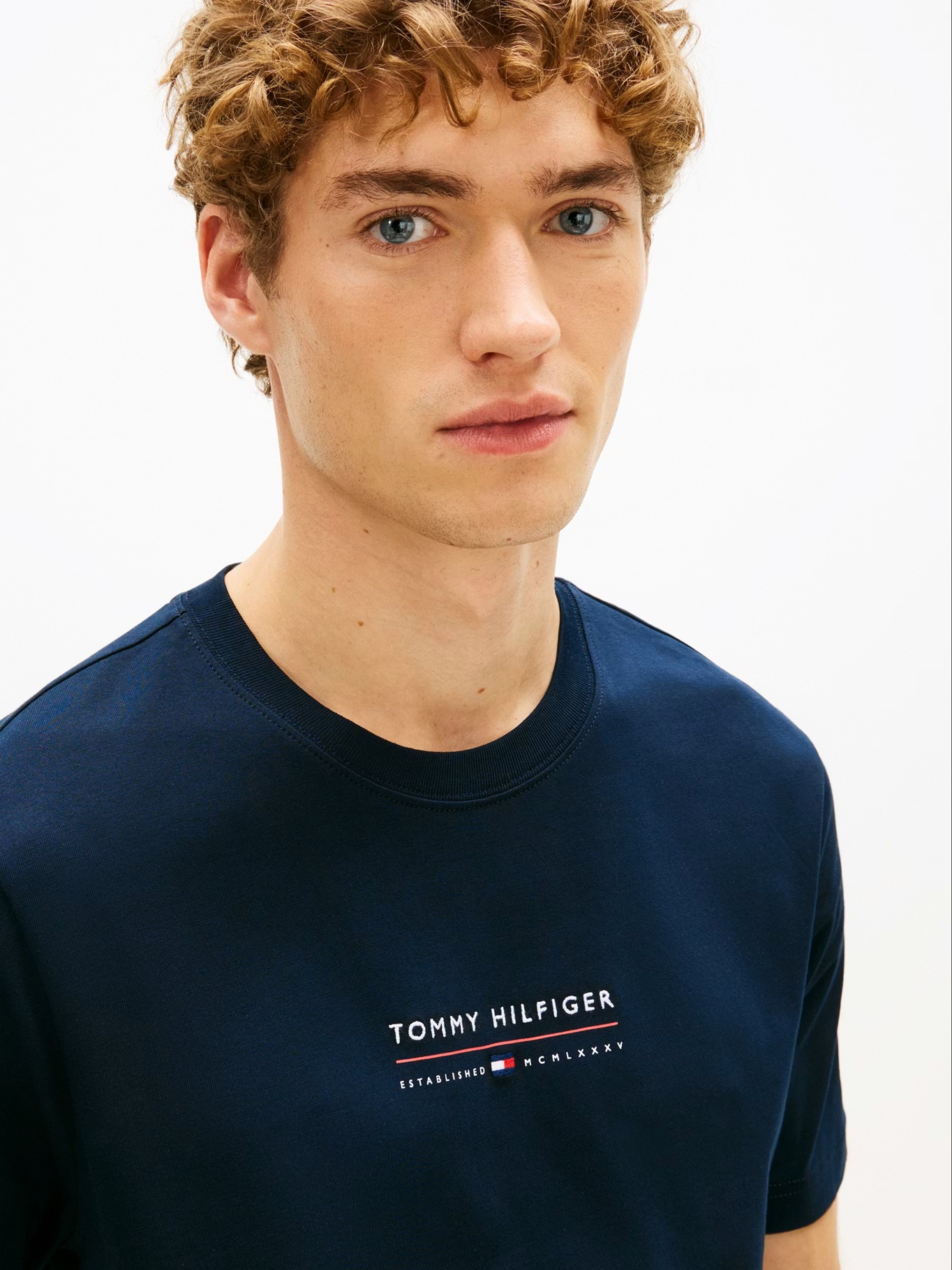 detail Tommy Hilfiger pánske tmavo modré tričko