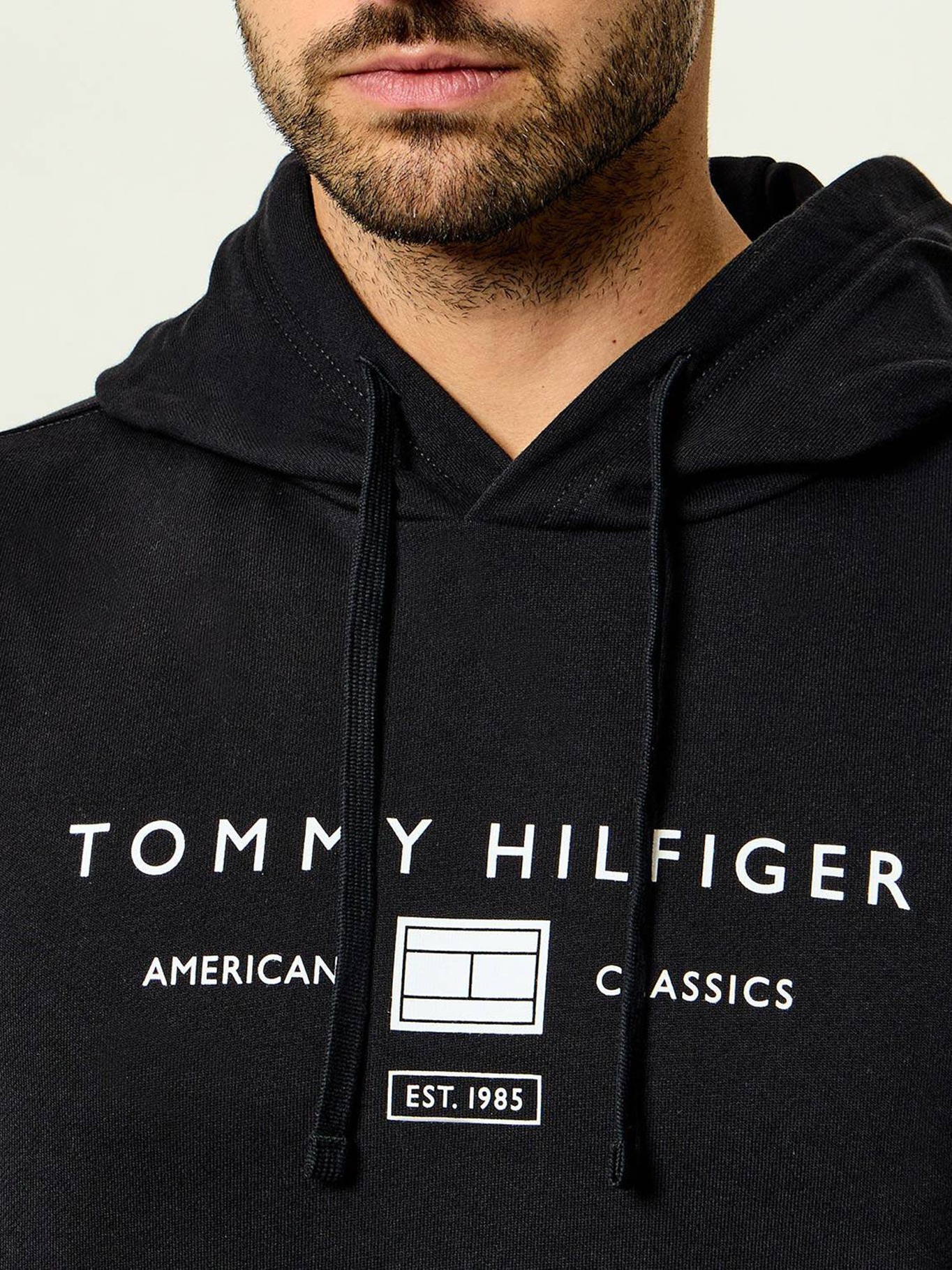 detail Tommy Hilfiger pánska čierna mikina