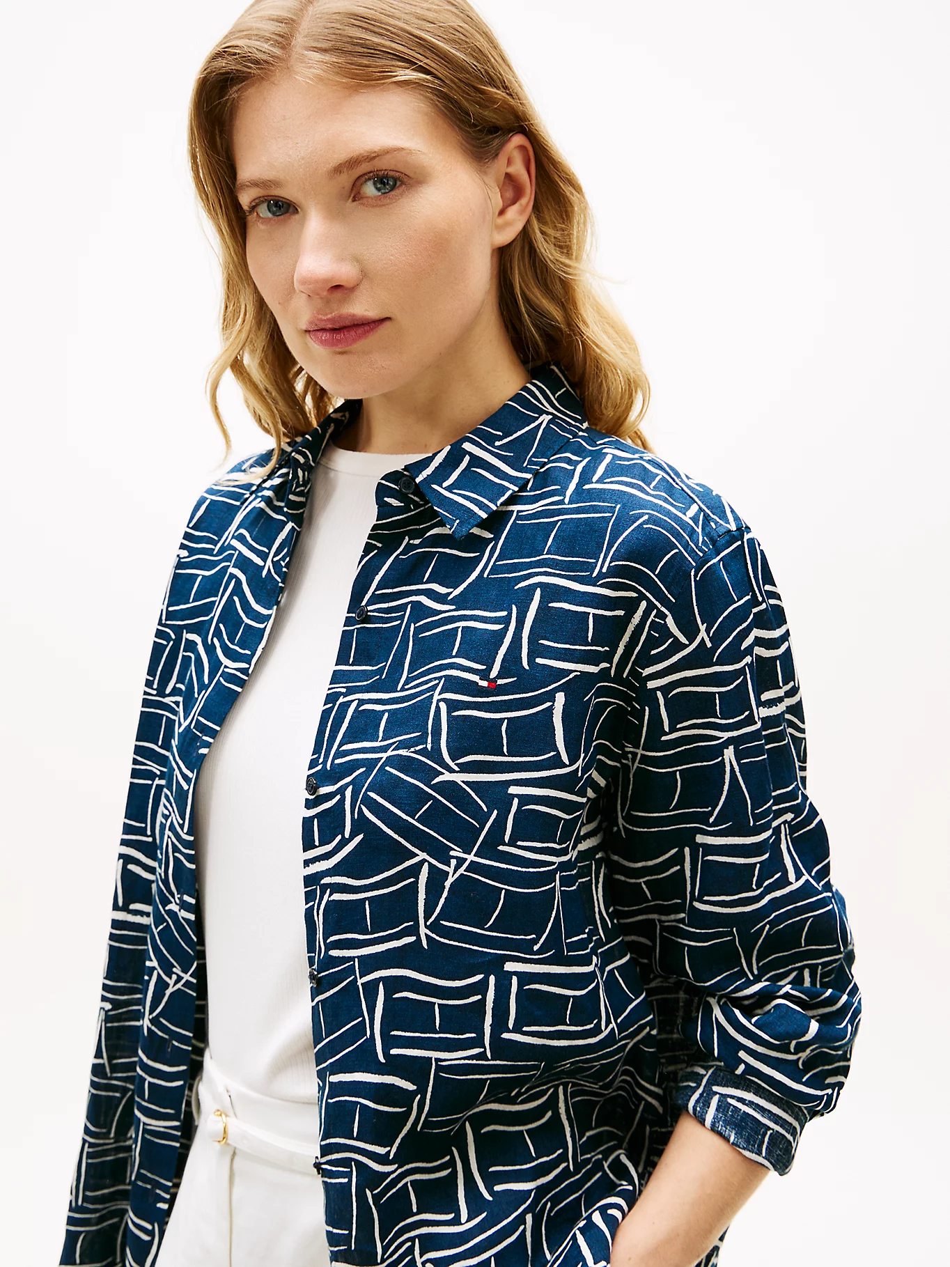 detail Tommy Hilfiger dámska tmavo modrá ľanová košeľa