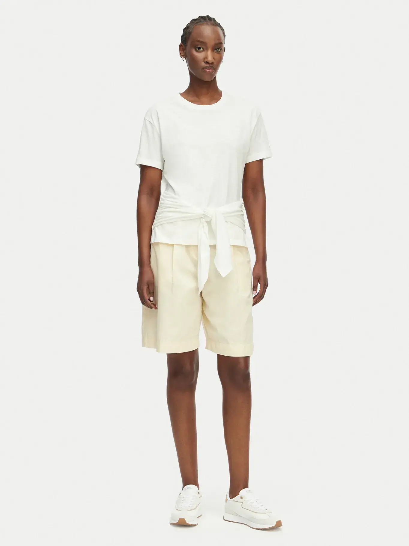 detail Tommy Hilfiger dámske krémové šortky