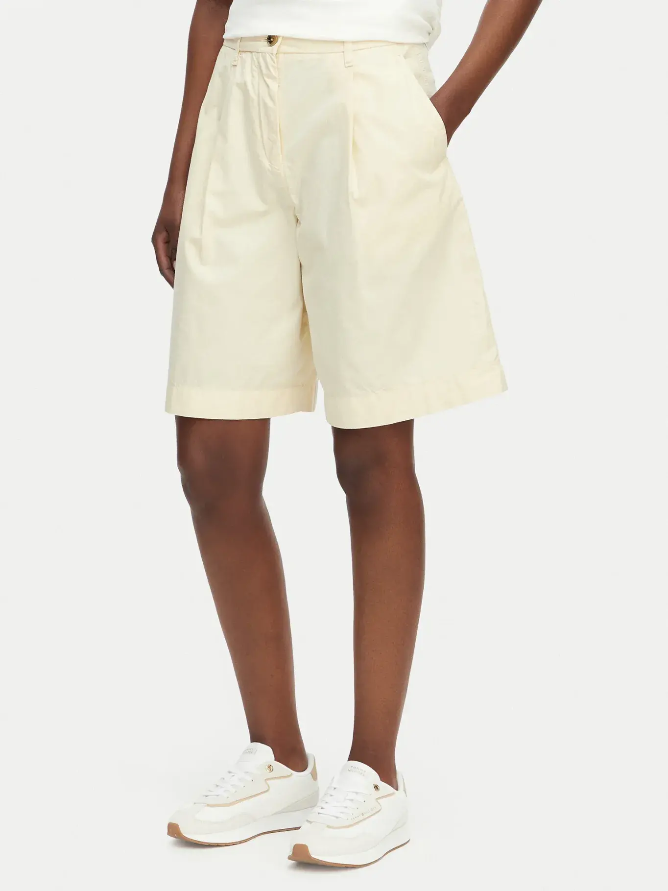 detail Tommy Hilfiger dámske krémové šortky
