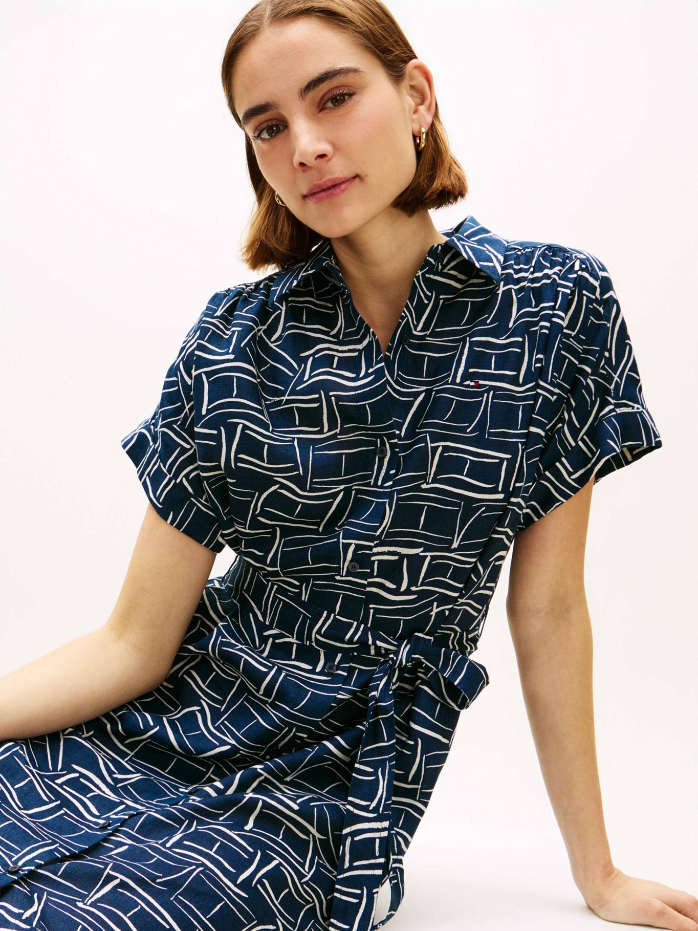 detail Tommy Hilfiger dámske tmavo modré šaty