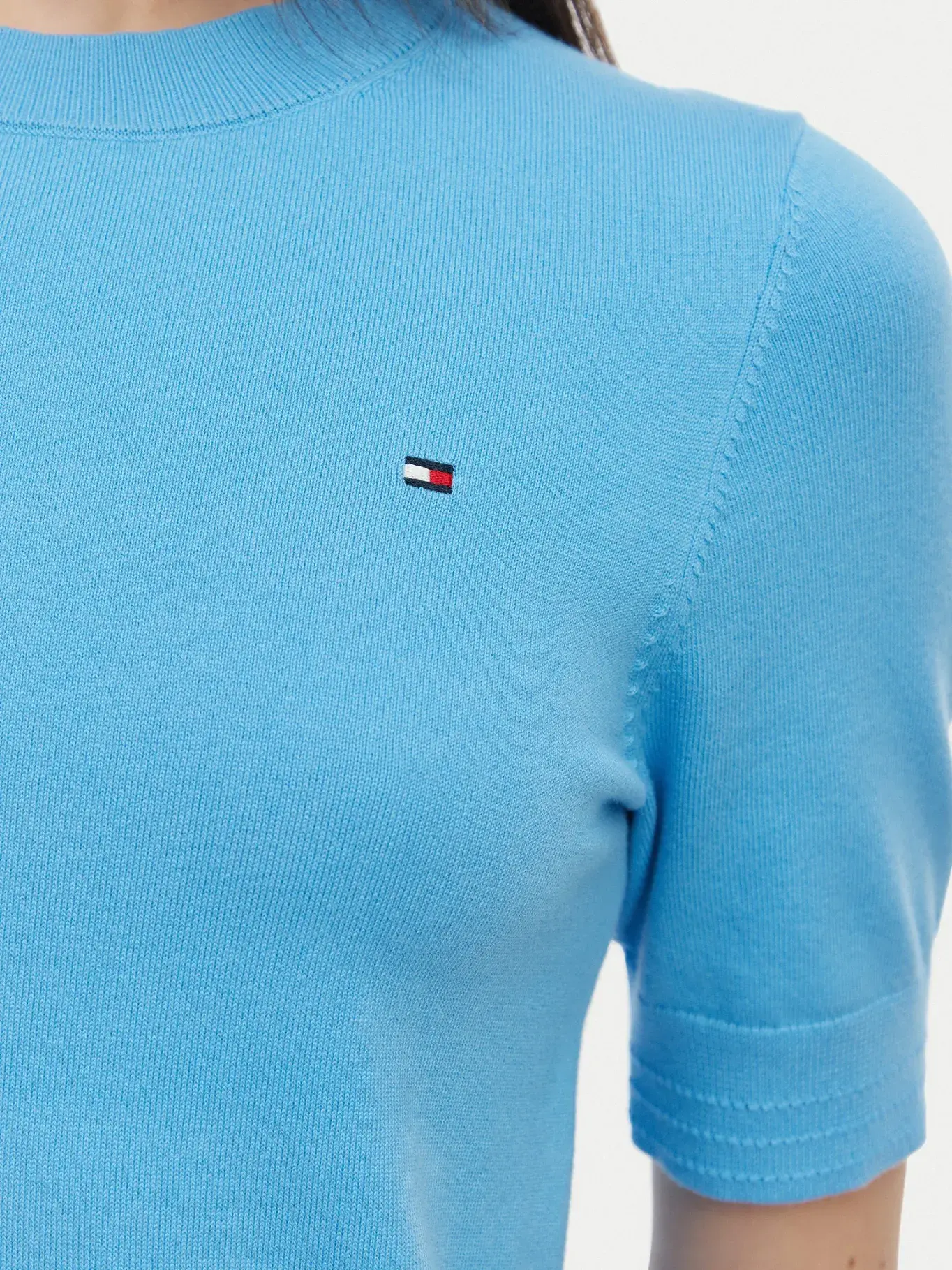 detail Tommy Hilfiger dámsky modrý svetrík