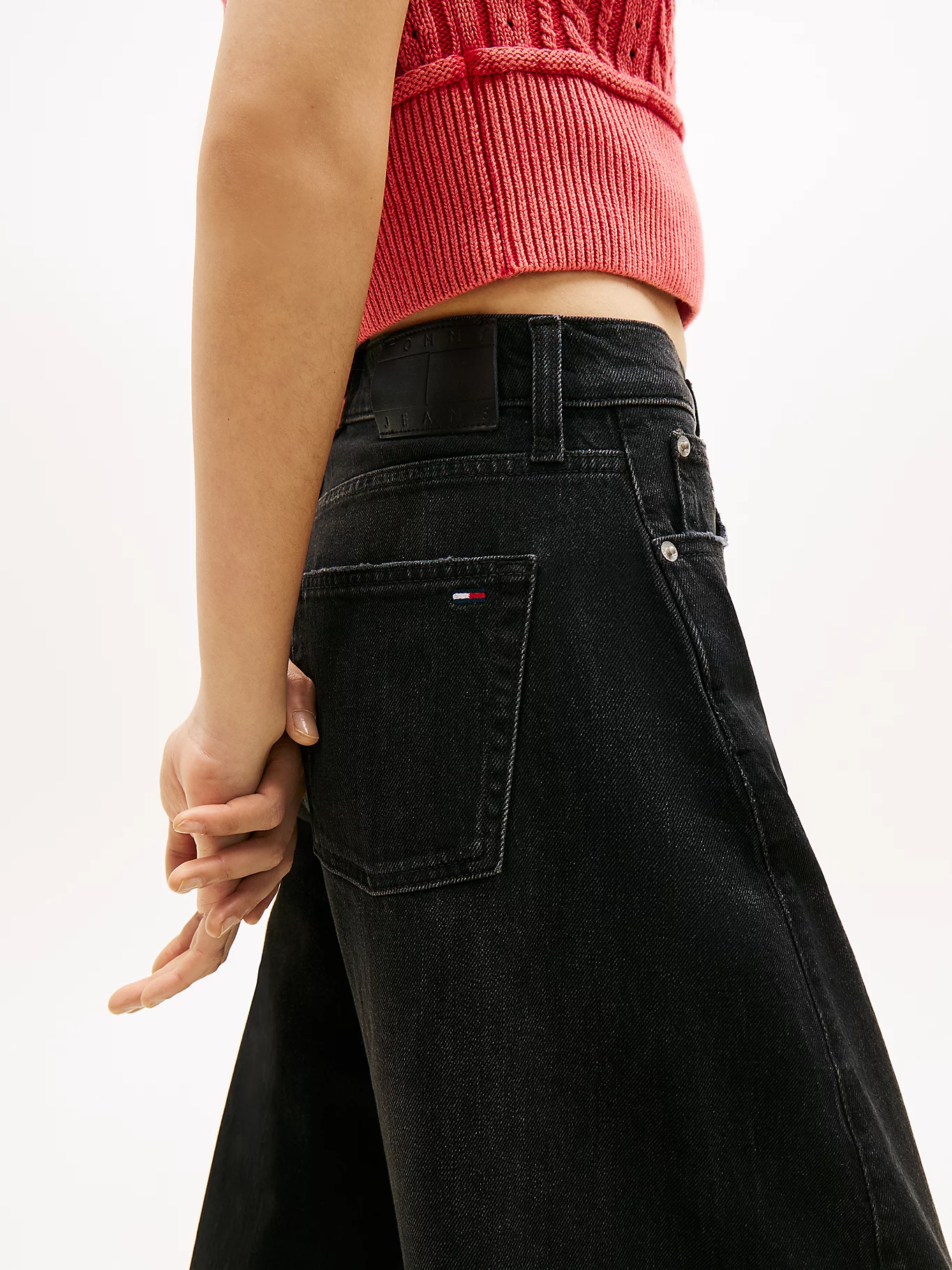 detail Tommy Jeans dámske čierne džínsy