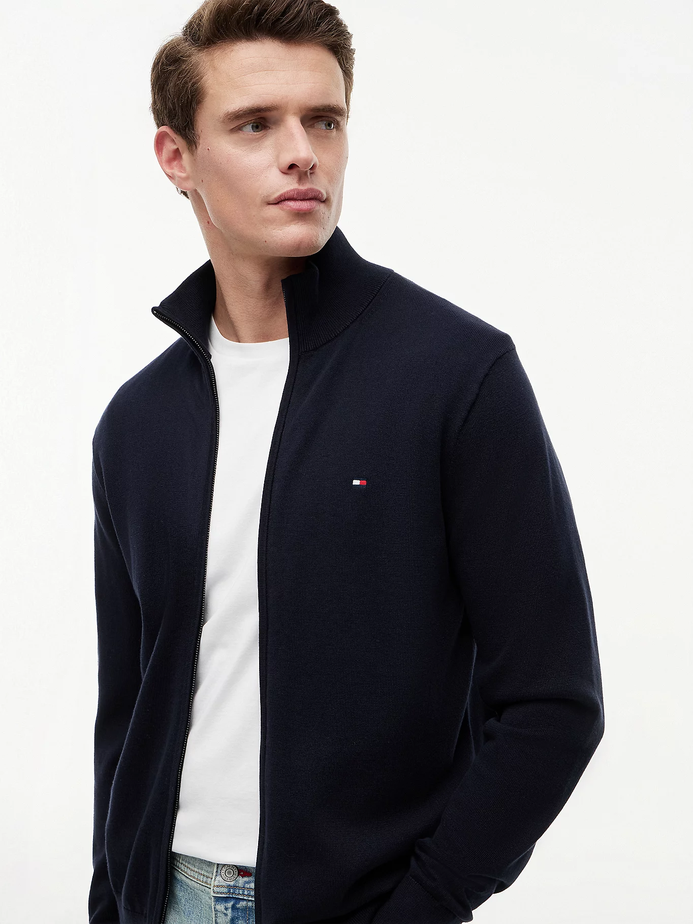 detail Tommy Hilfiger pánsky tmavomodrý sveter