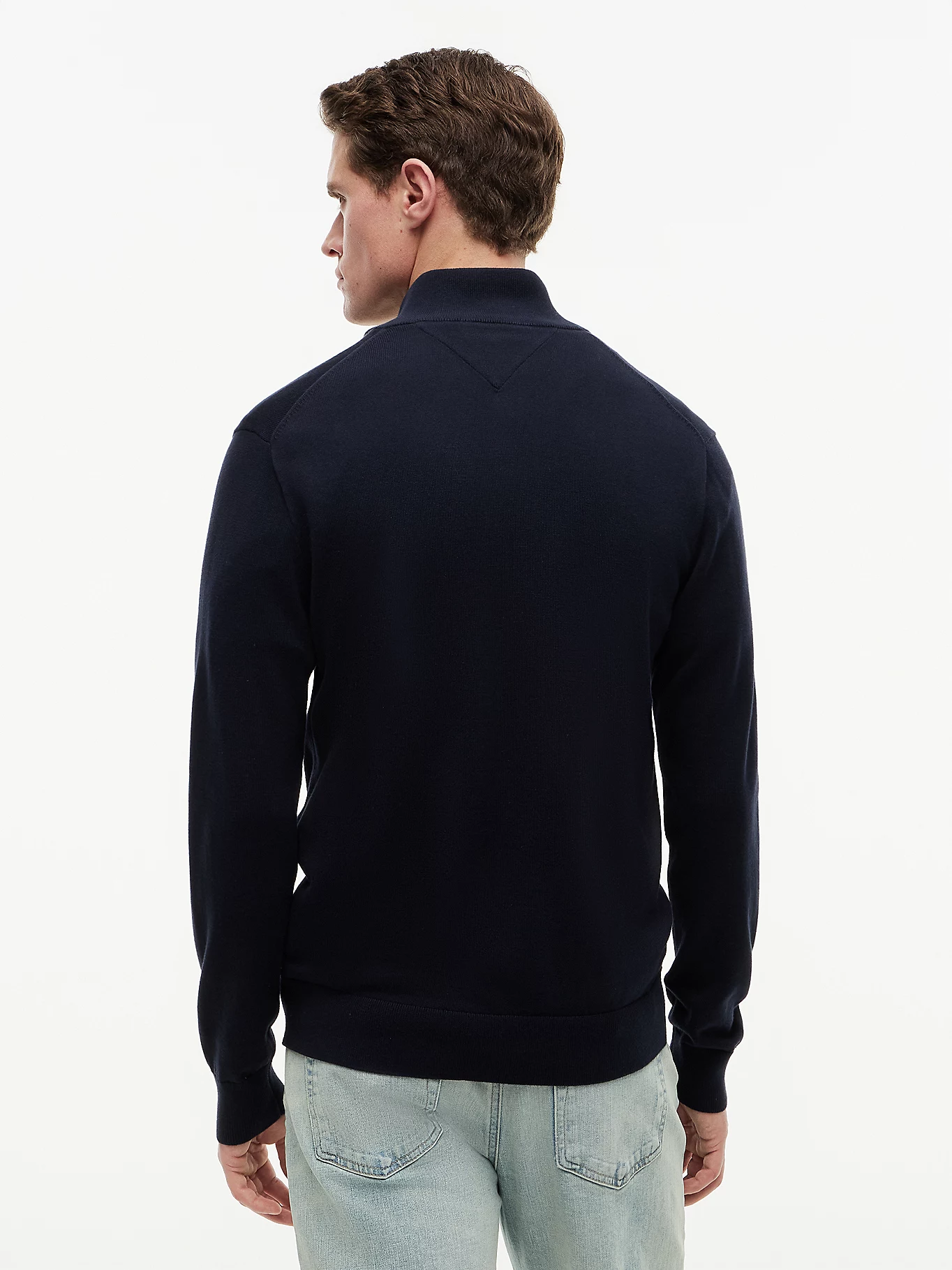 detail Tommy Hilfiger pánsky tmavomodrý sveter