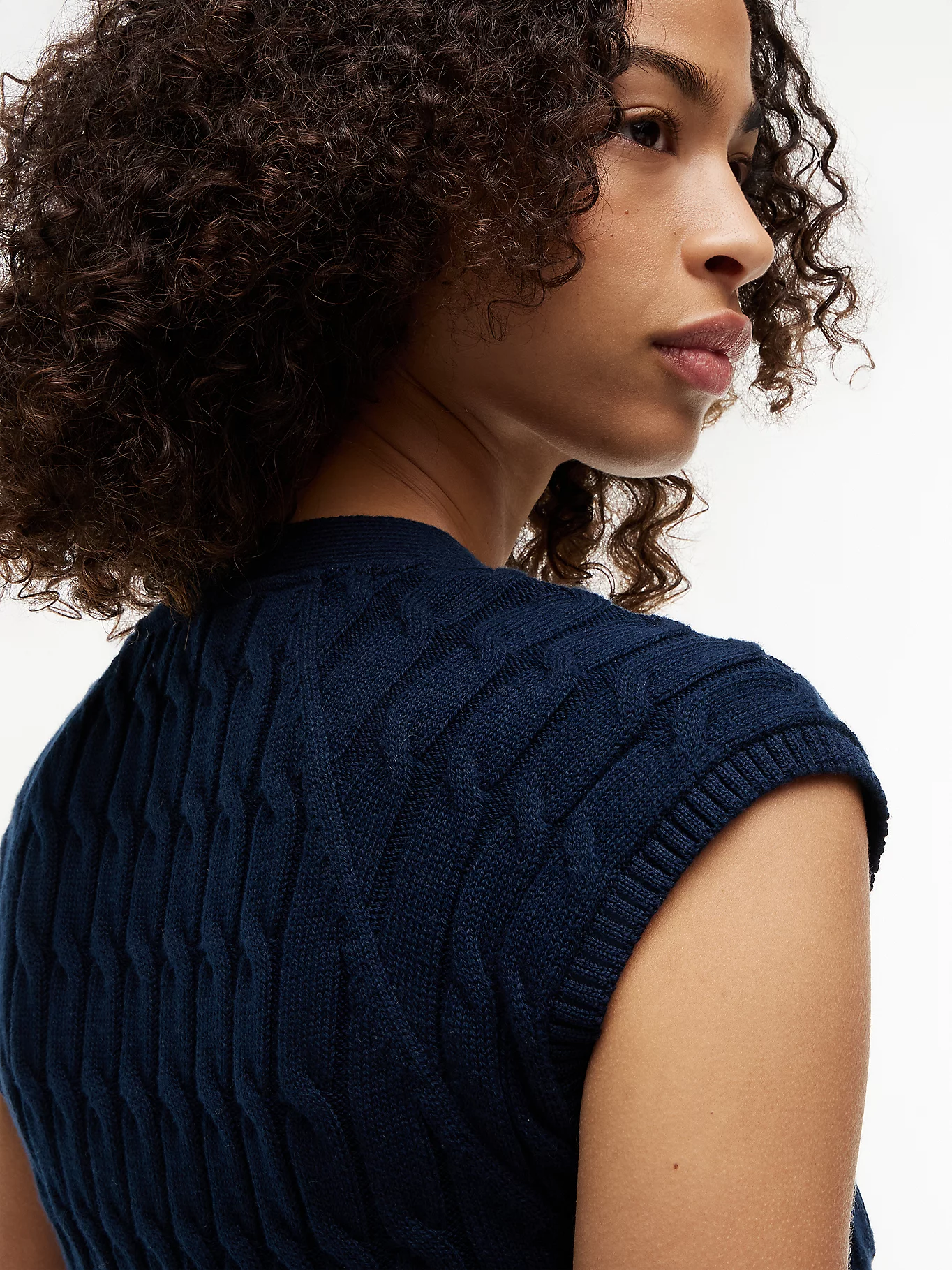 detail Tommy Hilfiger dámsky tmavomodrý svetrík