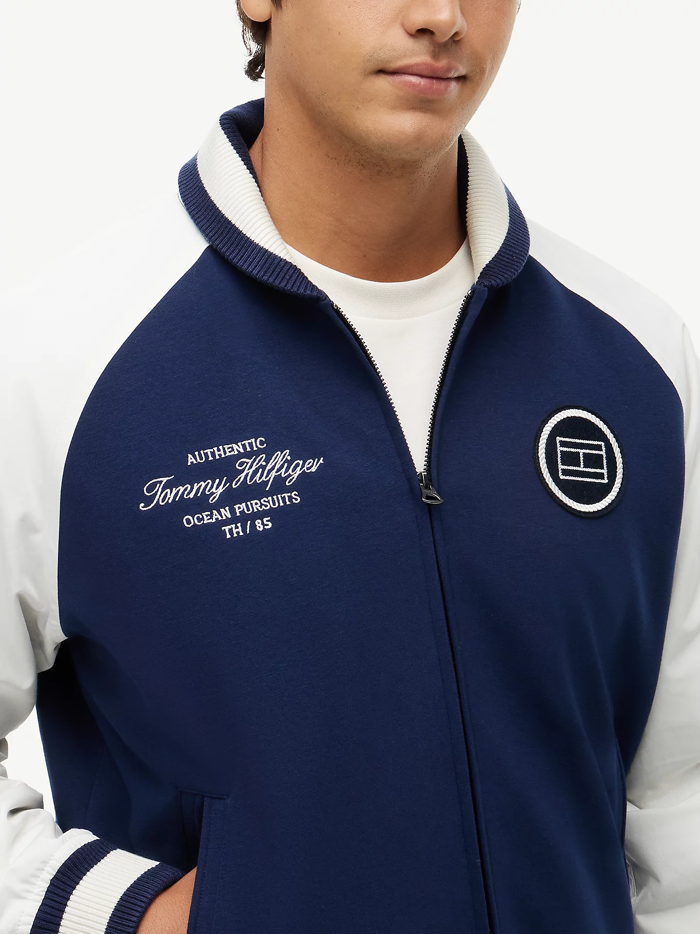 detail Tommy Hilfiger pánsky modrobiely bomber