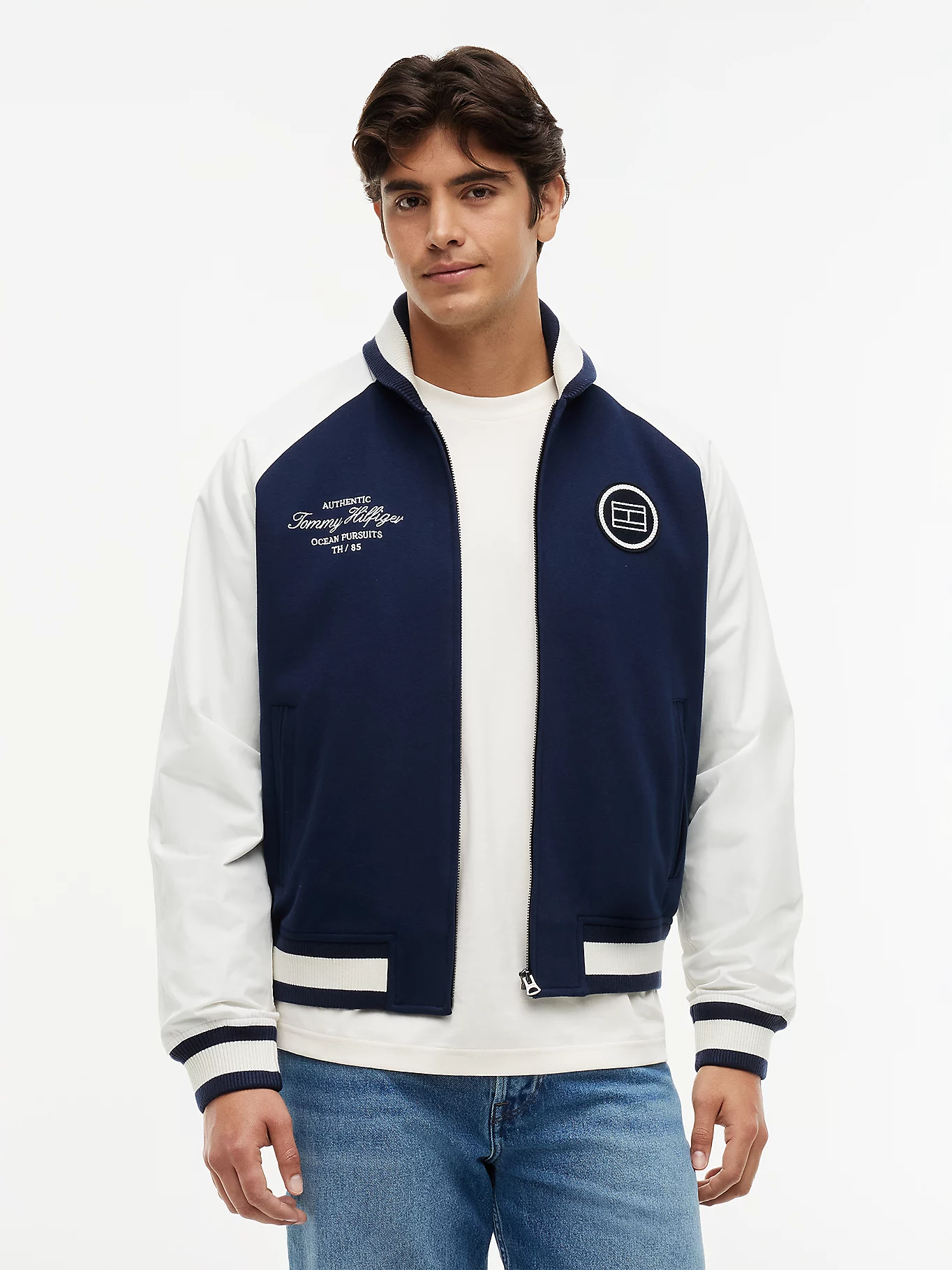 detail Tommy Hilfiger pánsky modrobiely bomber