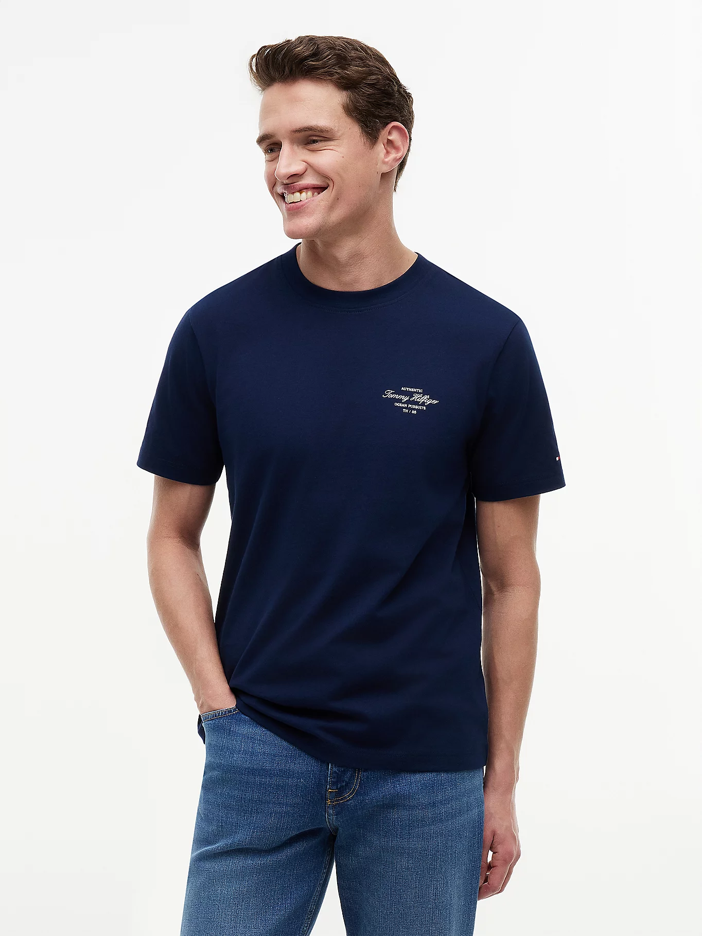 detail Tommy Hilfiger pánske tmavo modré tričko