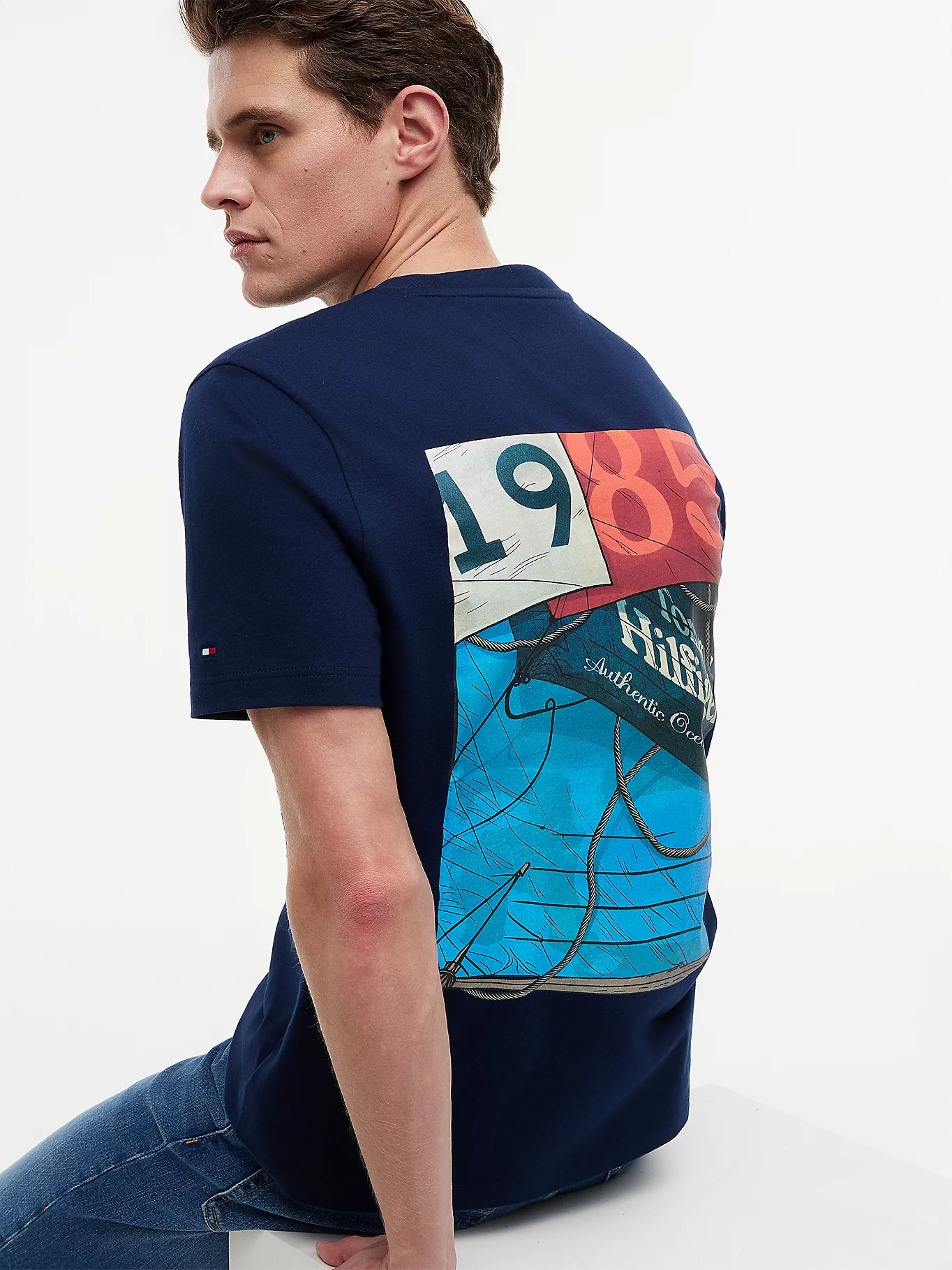 detail Tommy Hilfiger pánske tmavo modré tričko