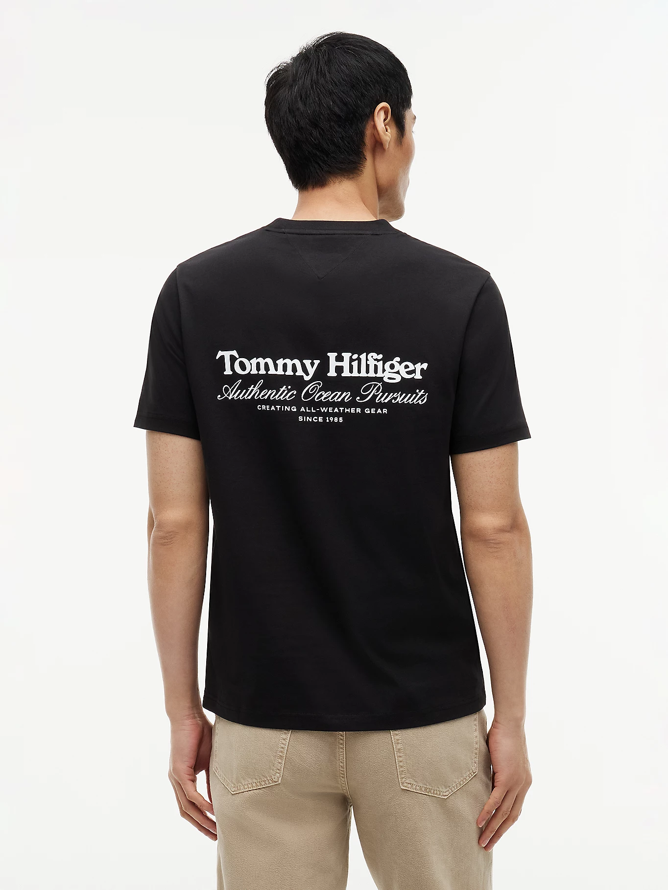 detail Tommy Hilfiger pánske čierne tričko