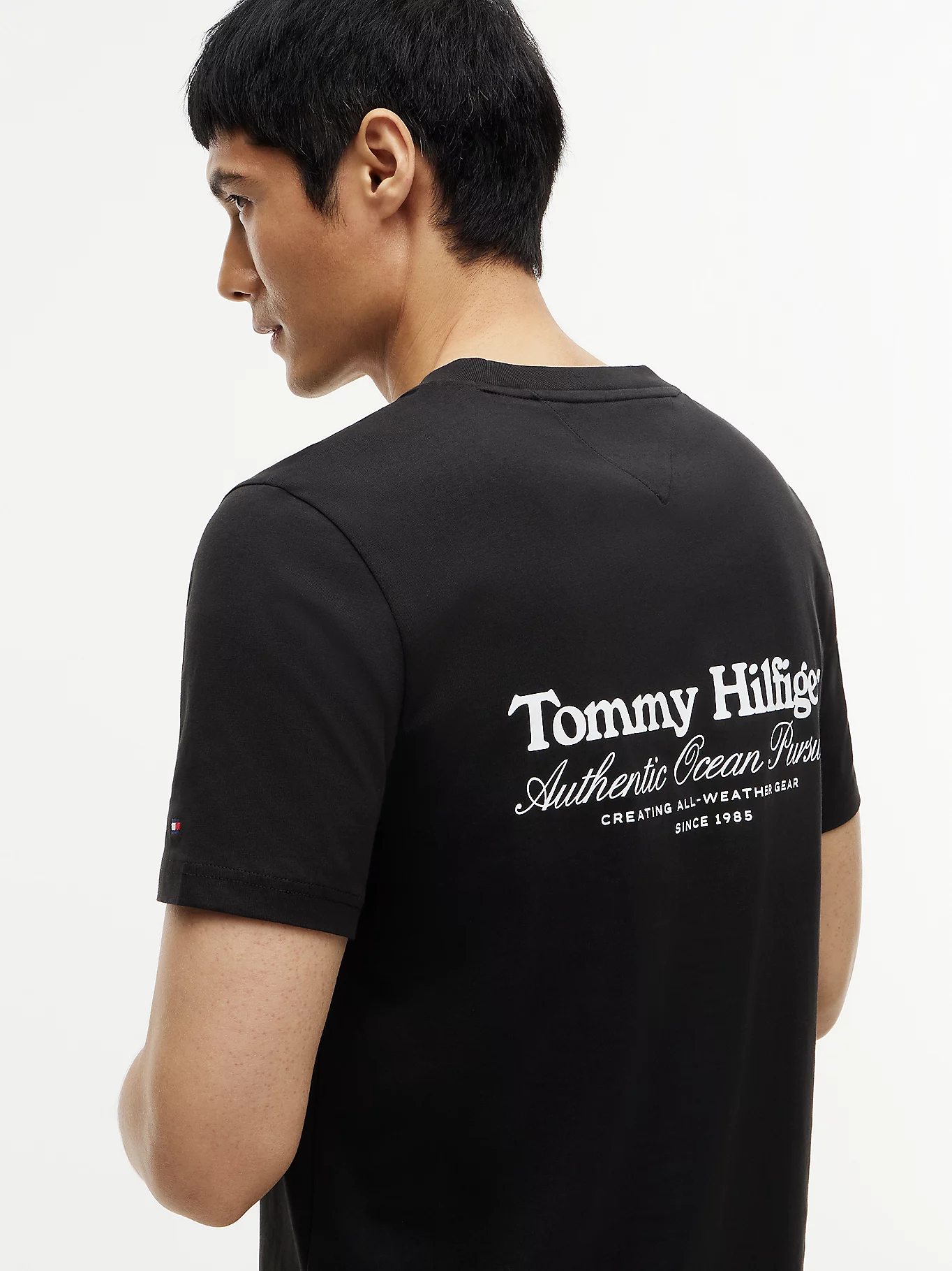 detail Tommy Hilfiger pánske čierne tričko