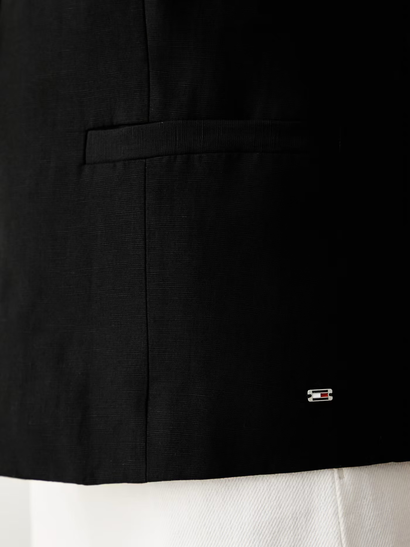 detail Tommy Hilfiger dámska čierna vesta