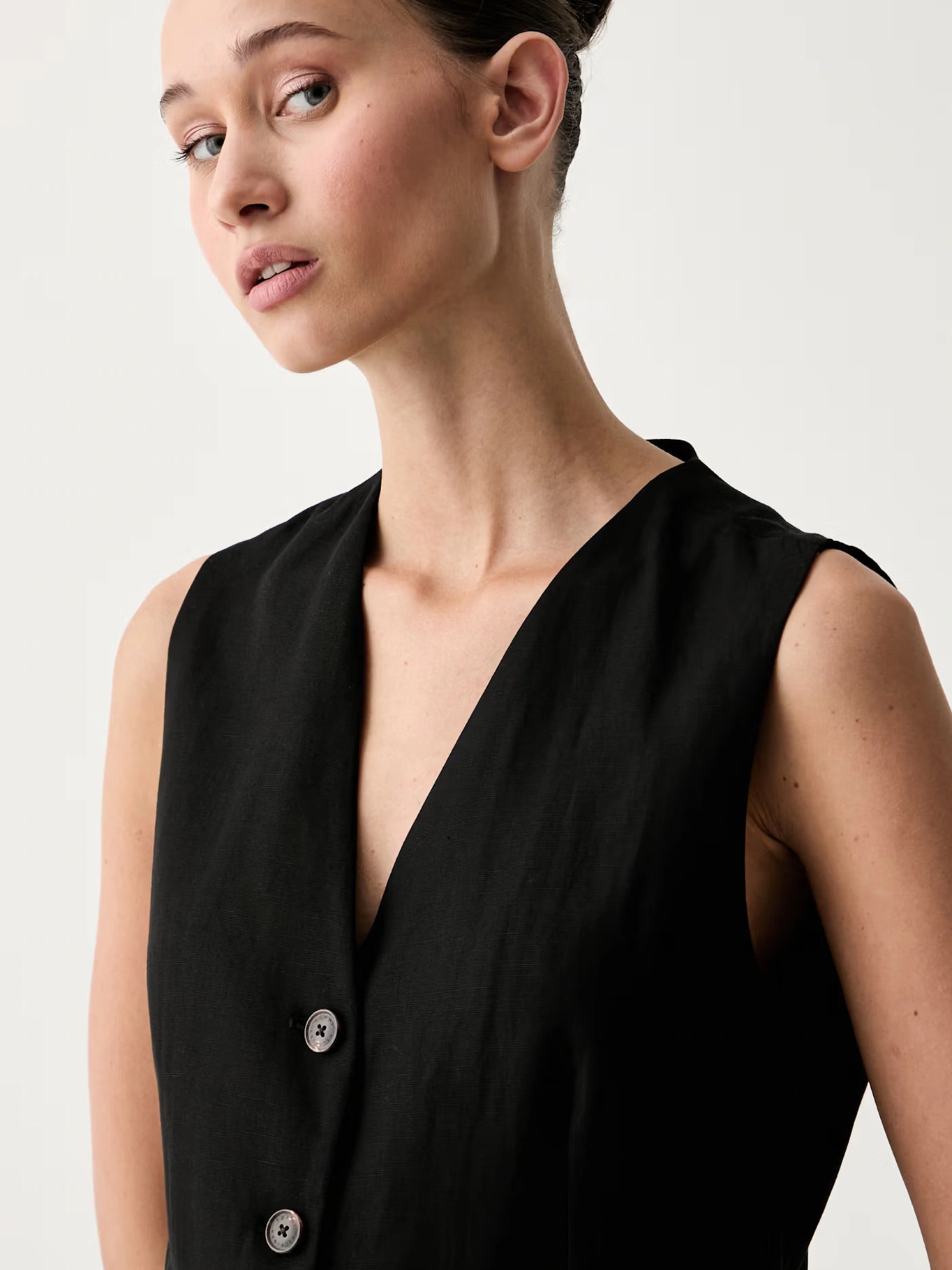 detail Tommy Hilfiger dámska čierna vesta