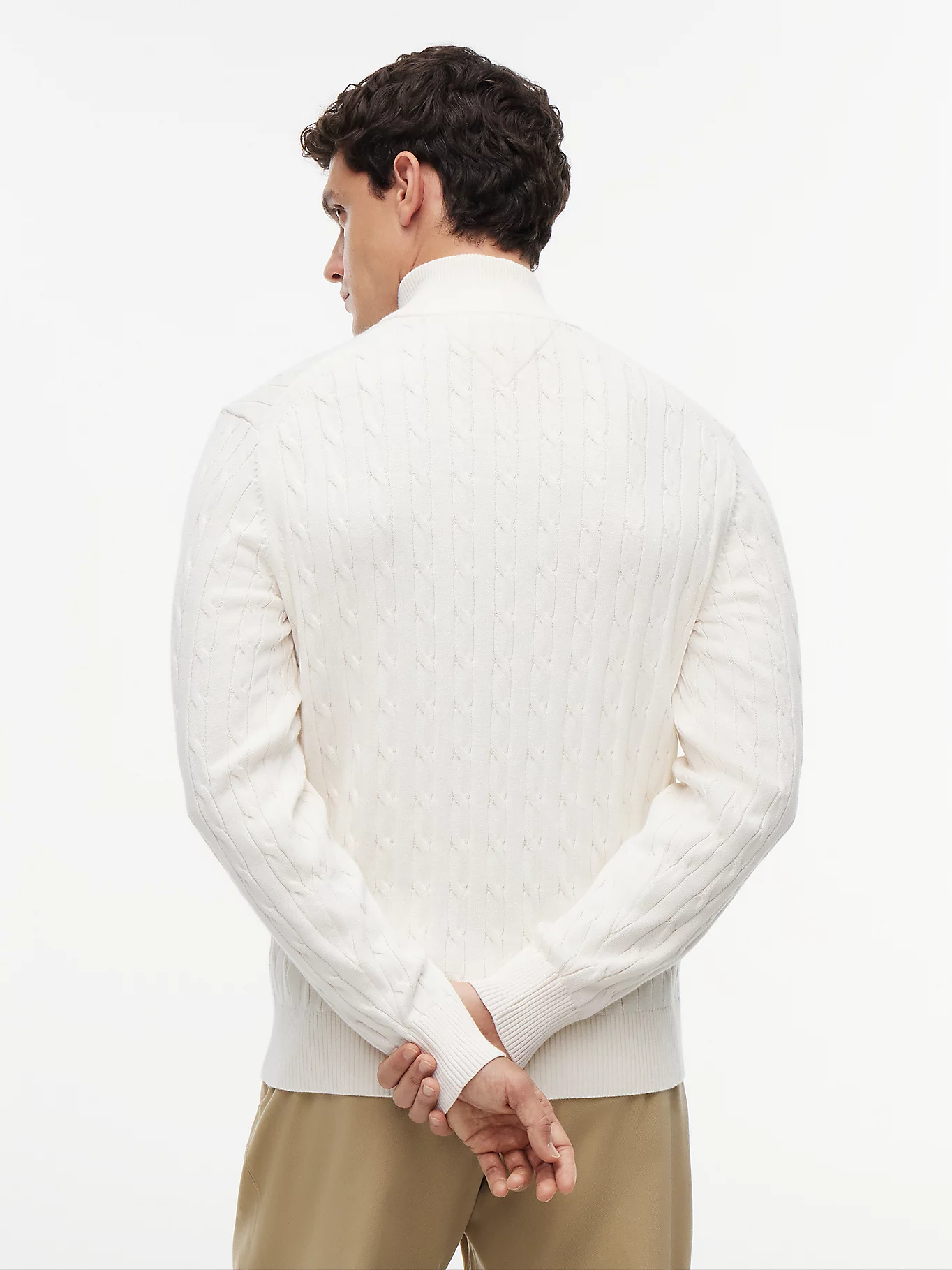 detail Tommy Hilfiger pánsky krémový sveter