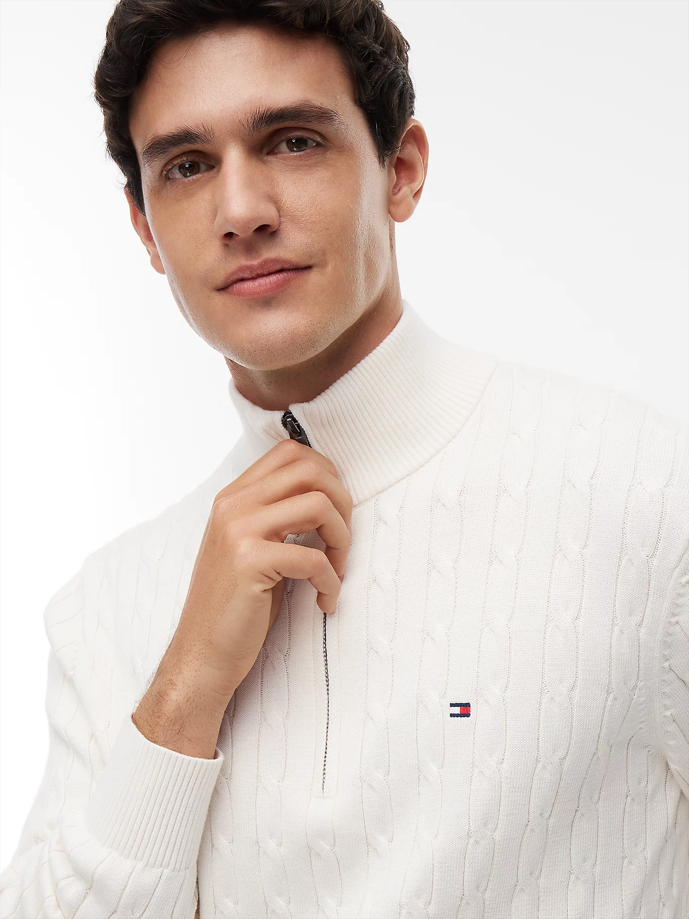 detail Tommy Hilfiger pánsky krémový sveter