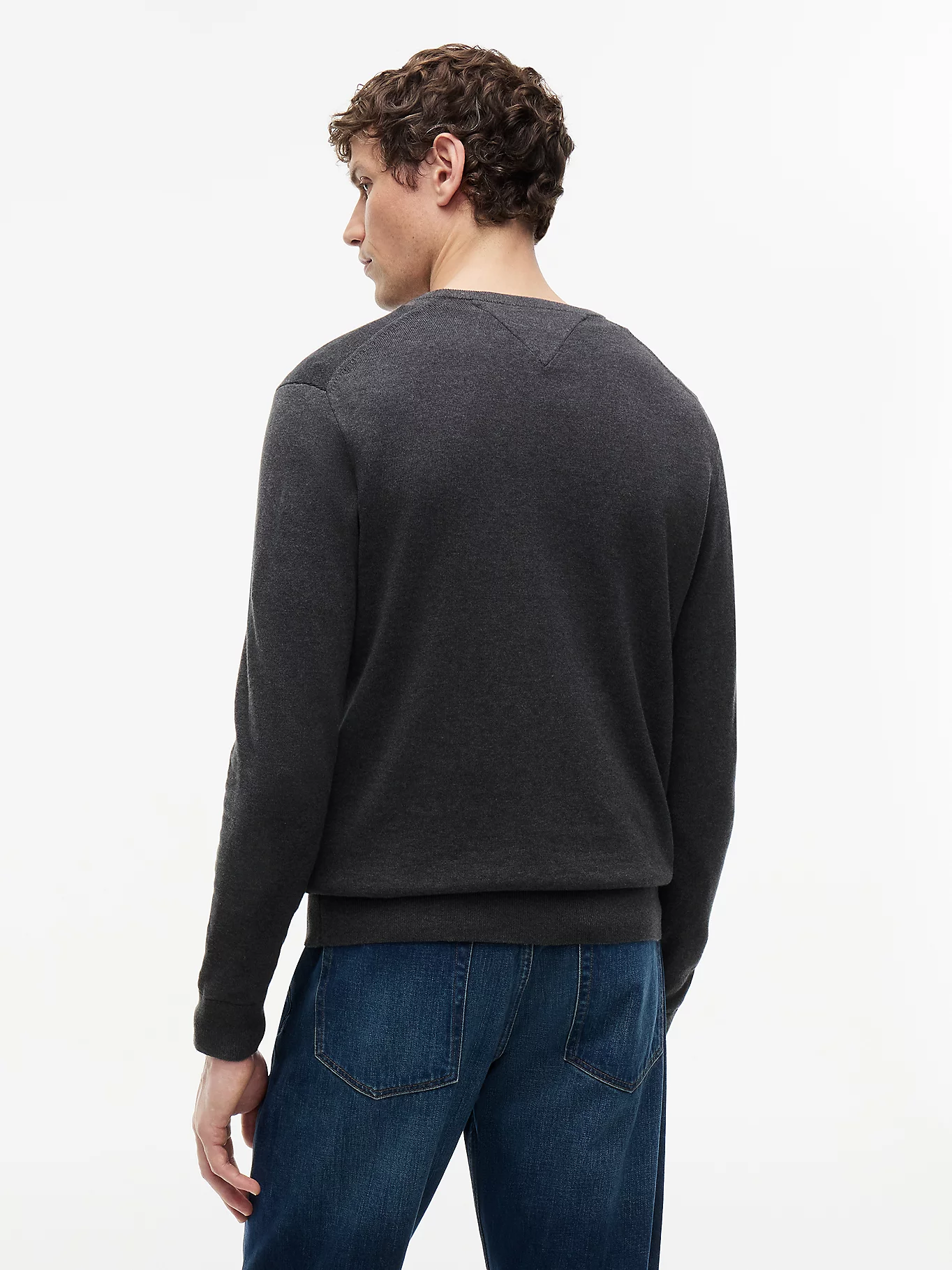 detail Tommy Hilfiger pánsky tmavo šedý sveter