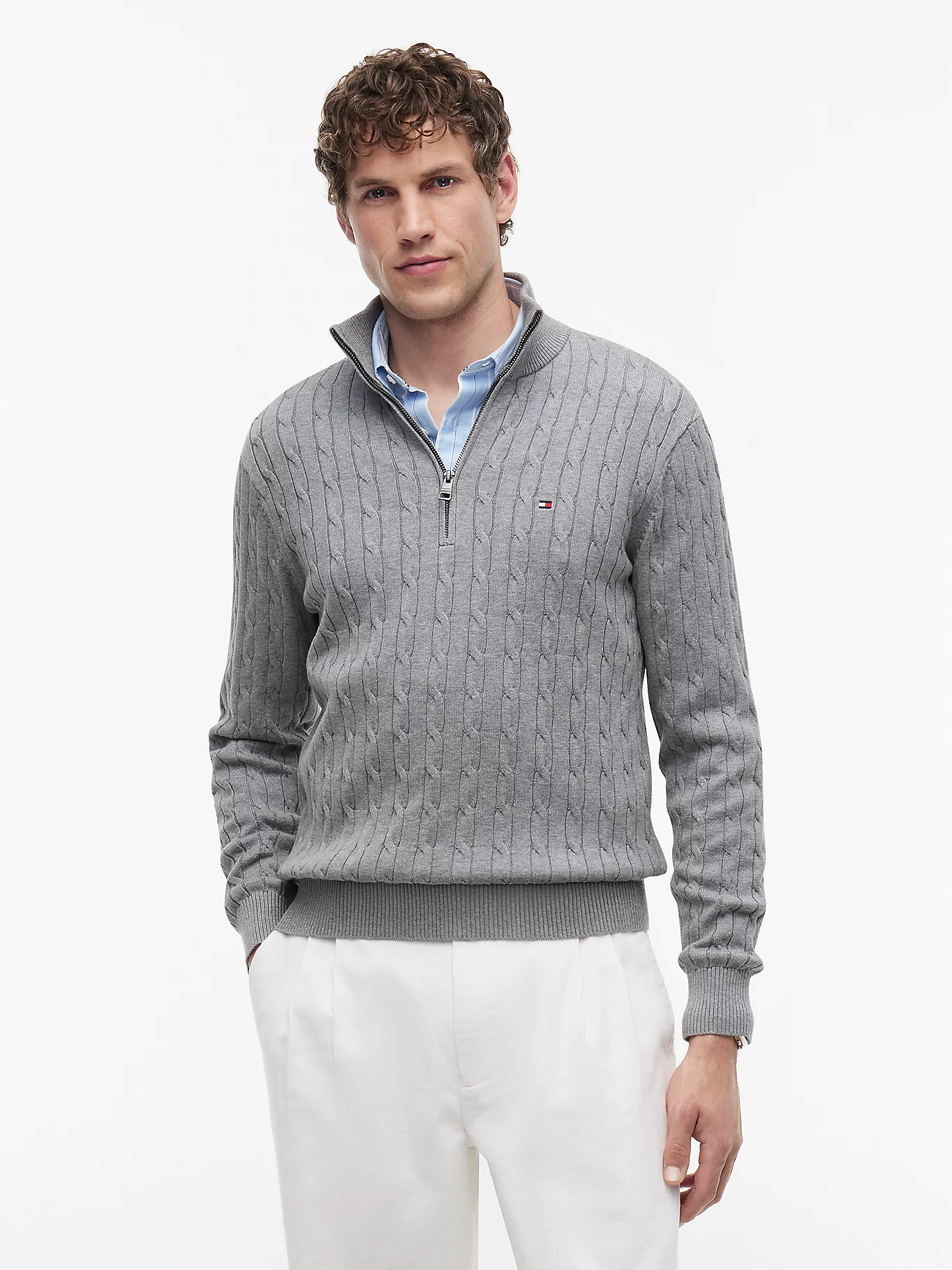 detail Tommy Hilfiger pánsky šedý sveter