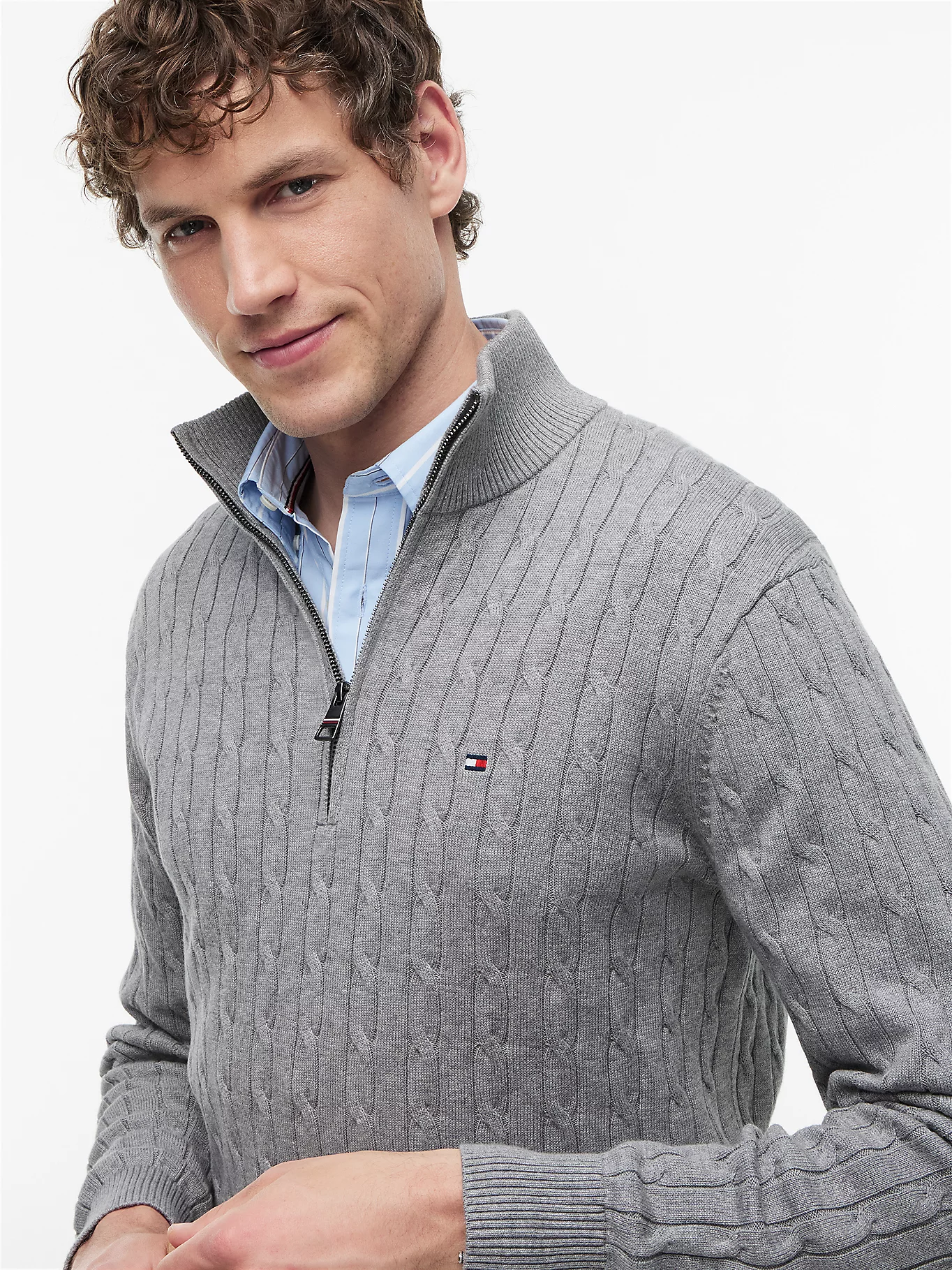 detail Tommy Hilfiger pánsky šedý sveter