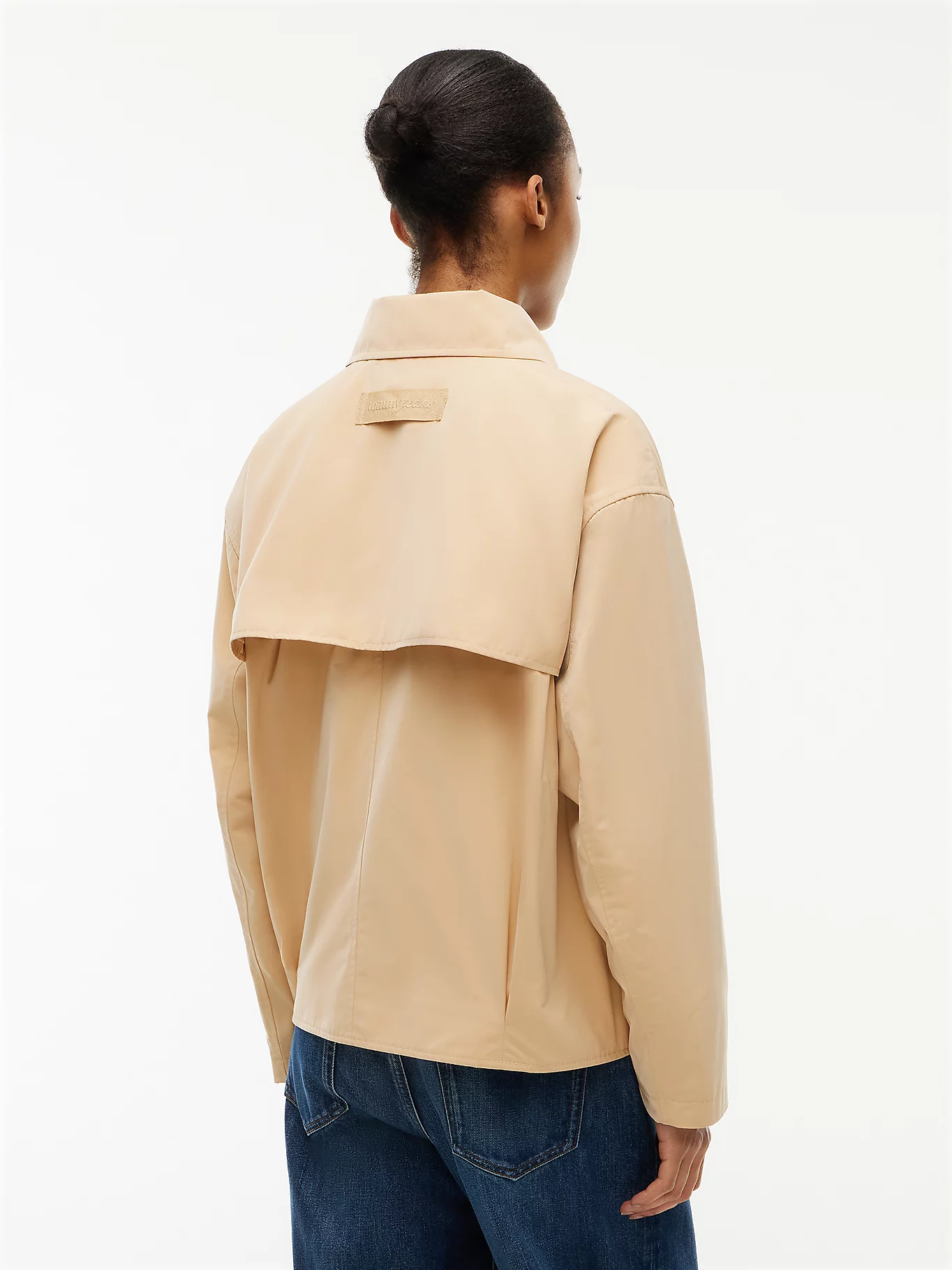 detail Tommy Jeans dámsky béžový trenčkot