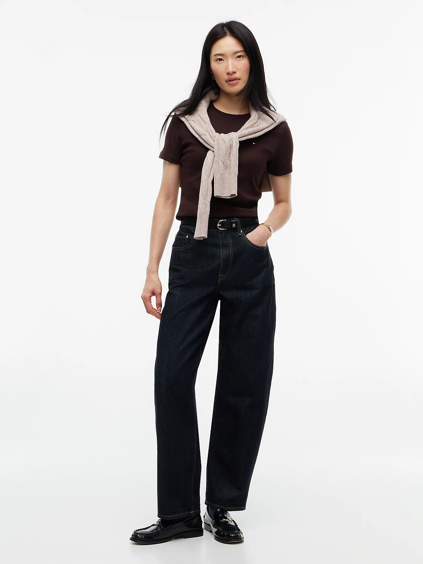 detail Tommy Hilfiger dámske tmavo hnedé tričko