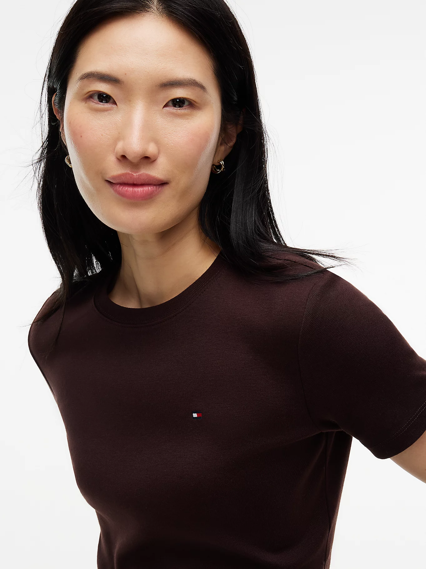 detail Tommy Hilfiger dámske tmavo hnedé tričko