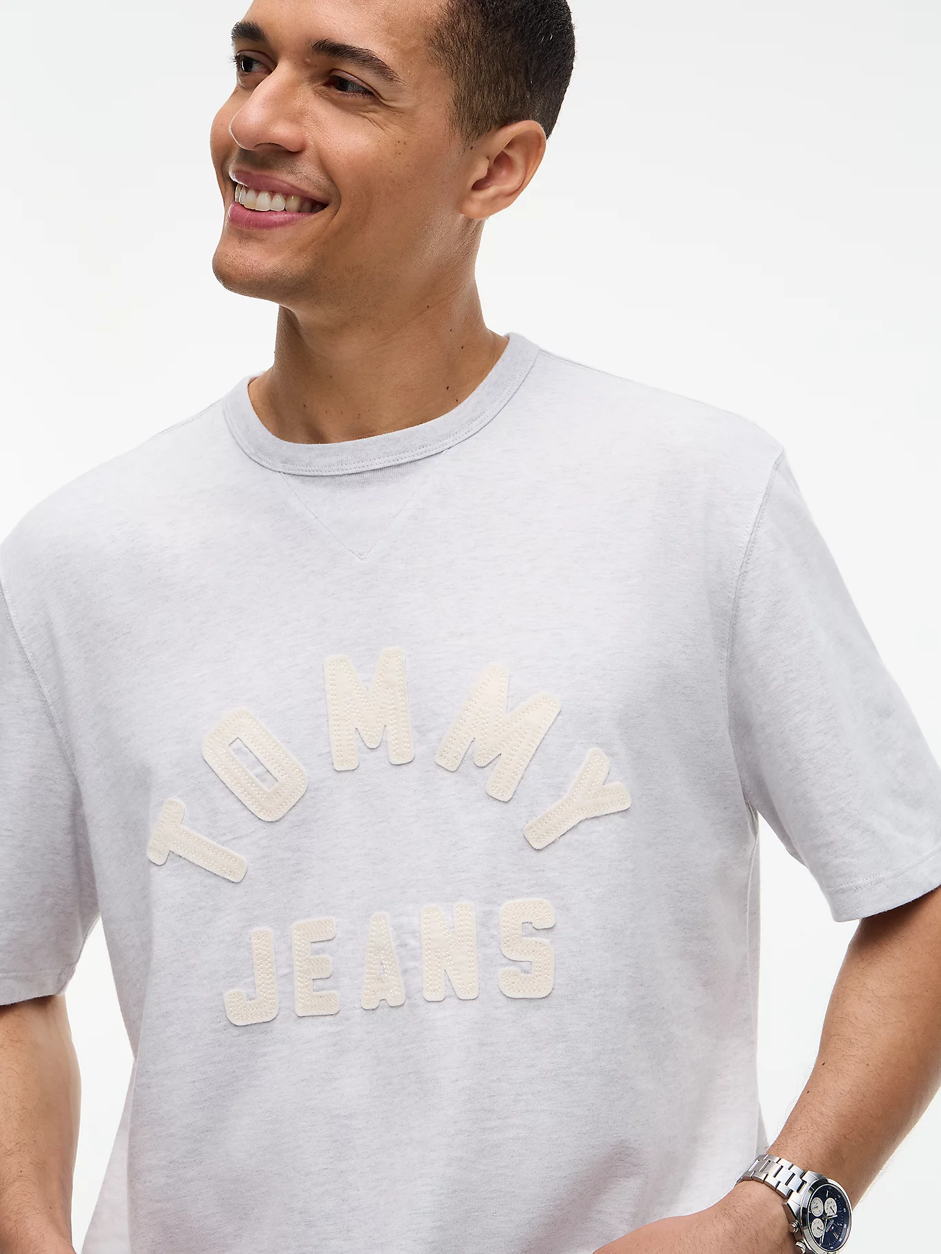 detail Tommy Jeans pánske šedé tričko