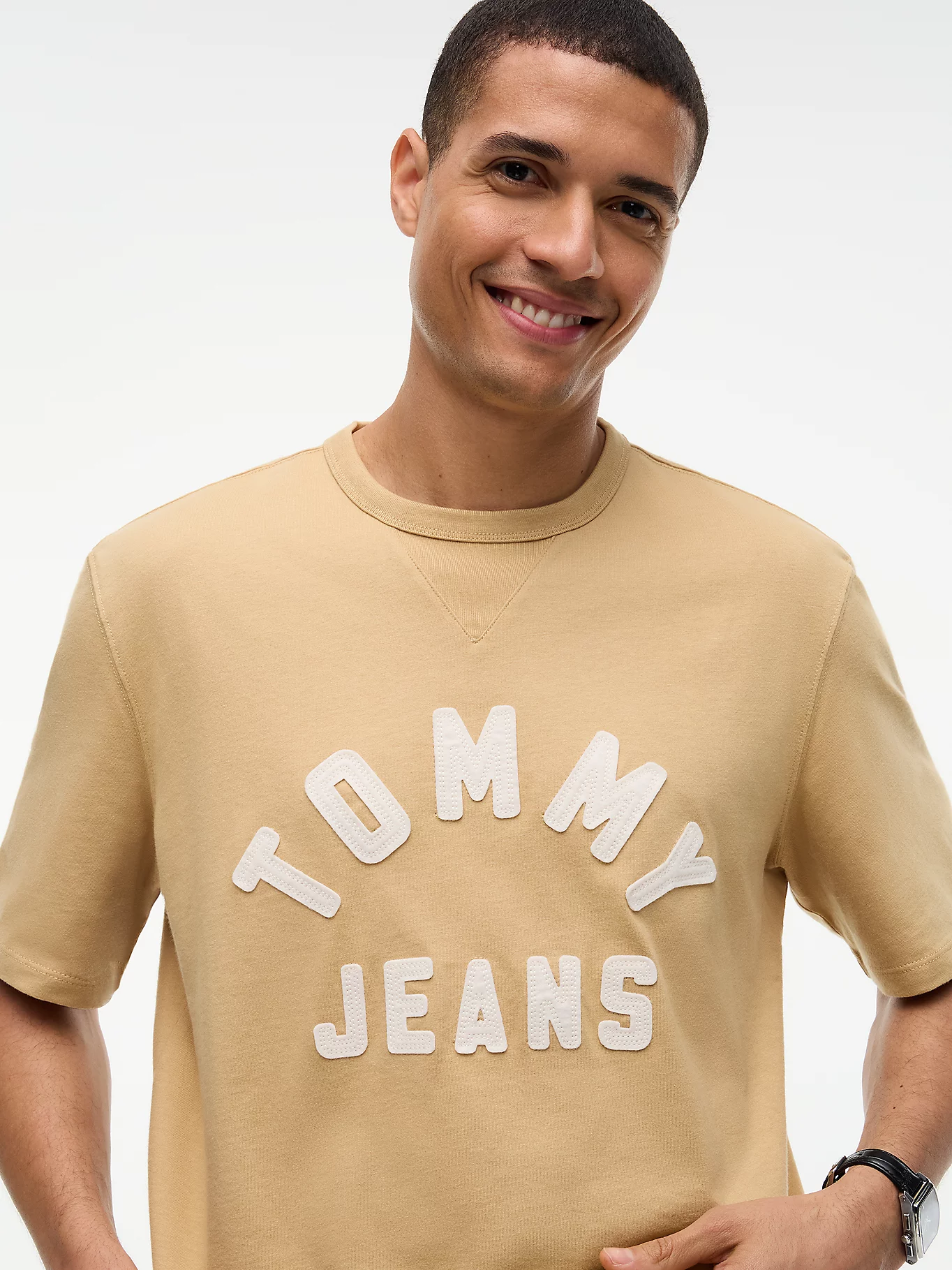 detail Tommy Jeans pánske béžové tričko