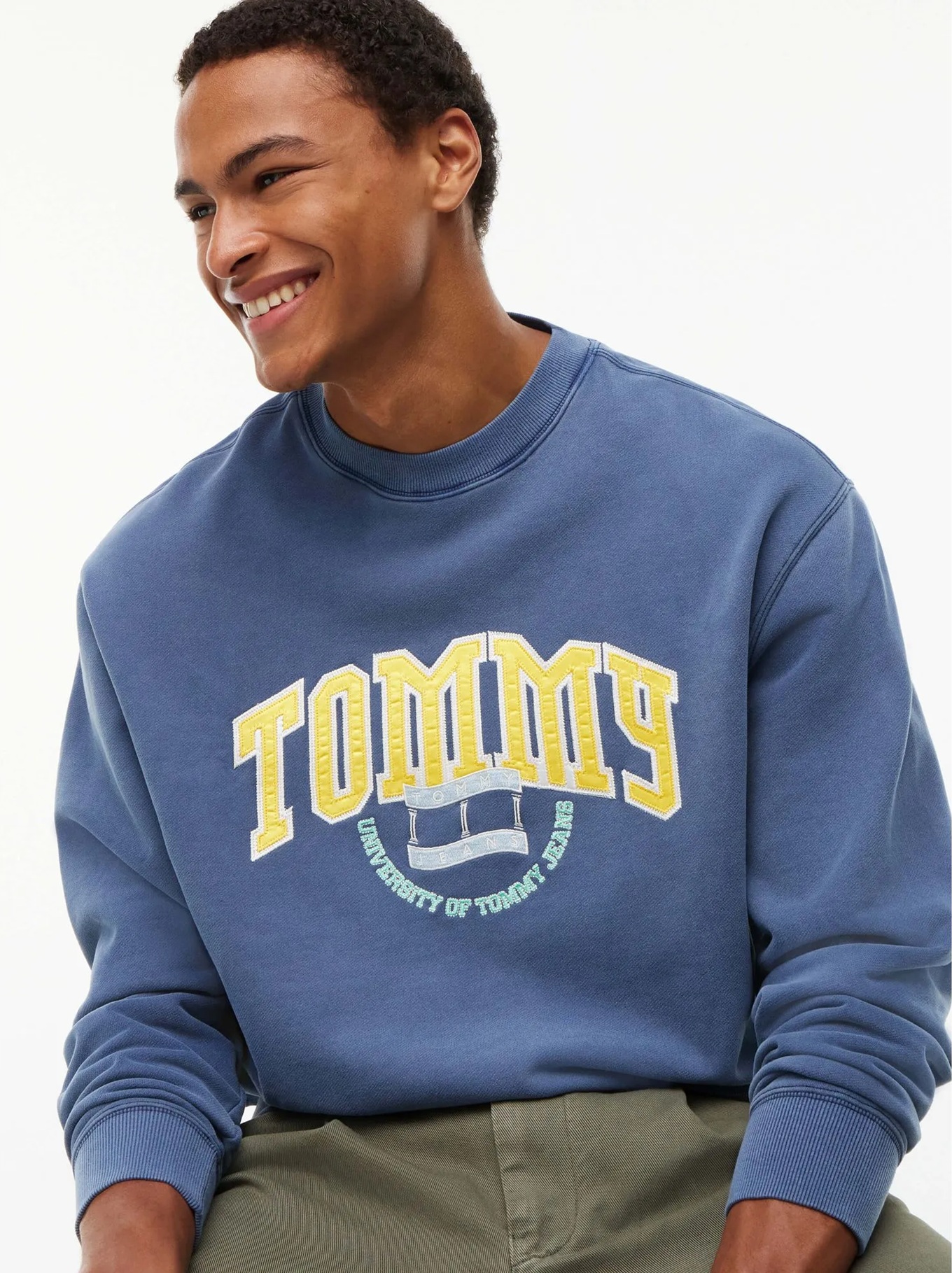 detail Tommy Jeans pánska modrá mikina