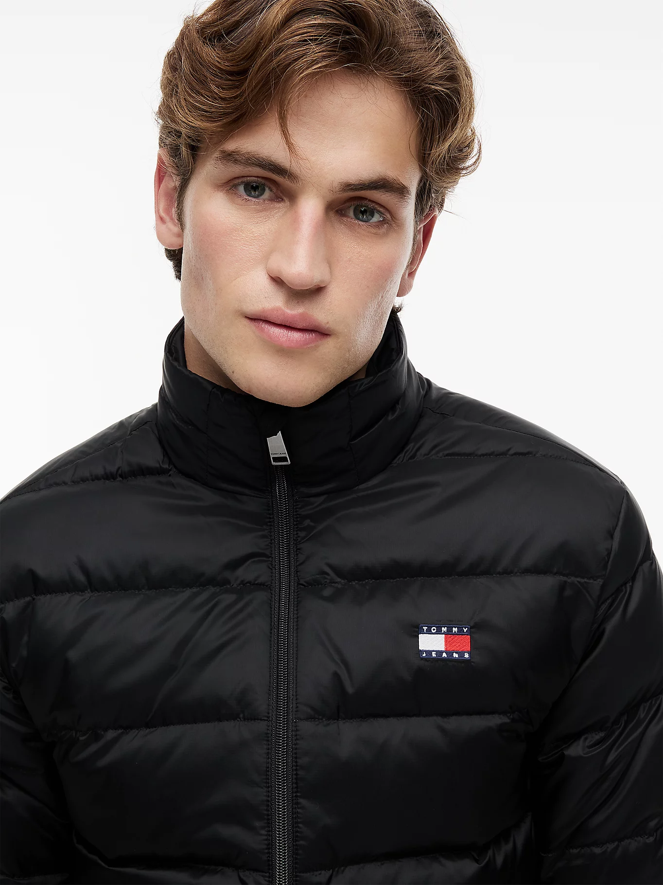 detail Tommy Jeans pánska čierna bunda