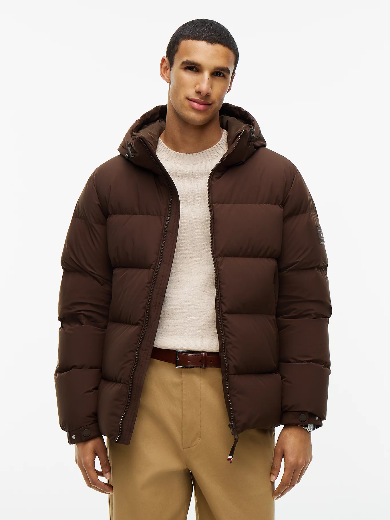 detail Tommy Hilfiger pánska tmavo hnedá páperová bunda
