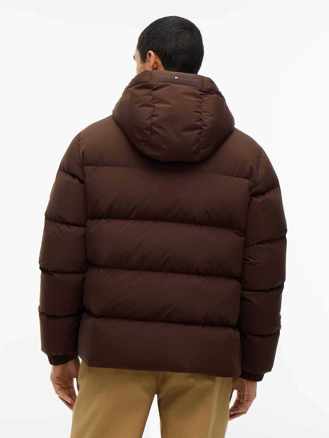 detail Tommy Hilfiger pánska tmavo hnedá páperová bunda