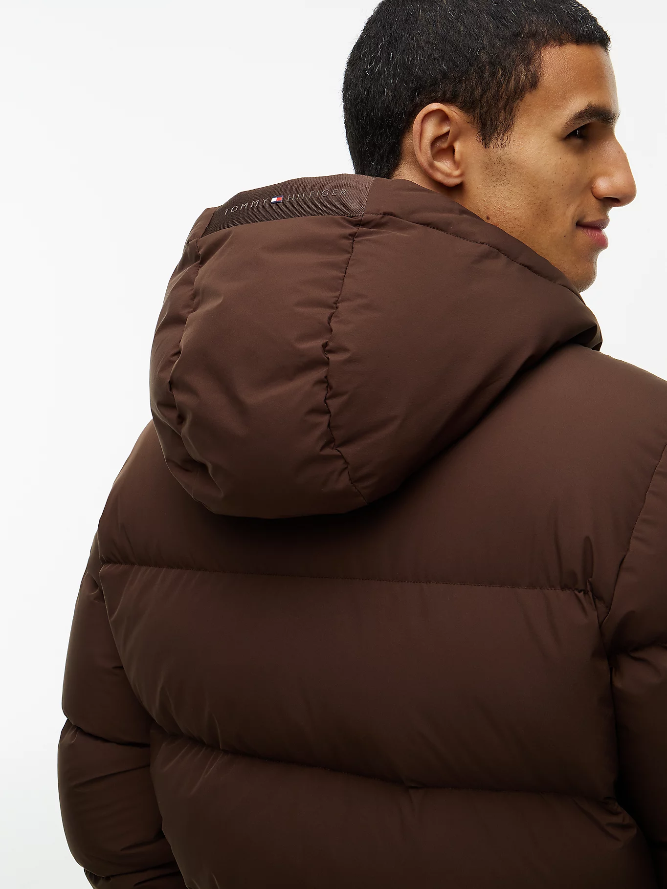 detail Tommy Hilfiger pánska tmavo hnedá páperová bunda