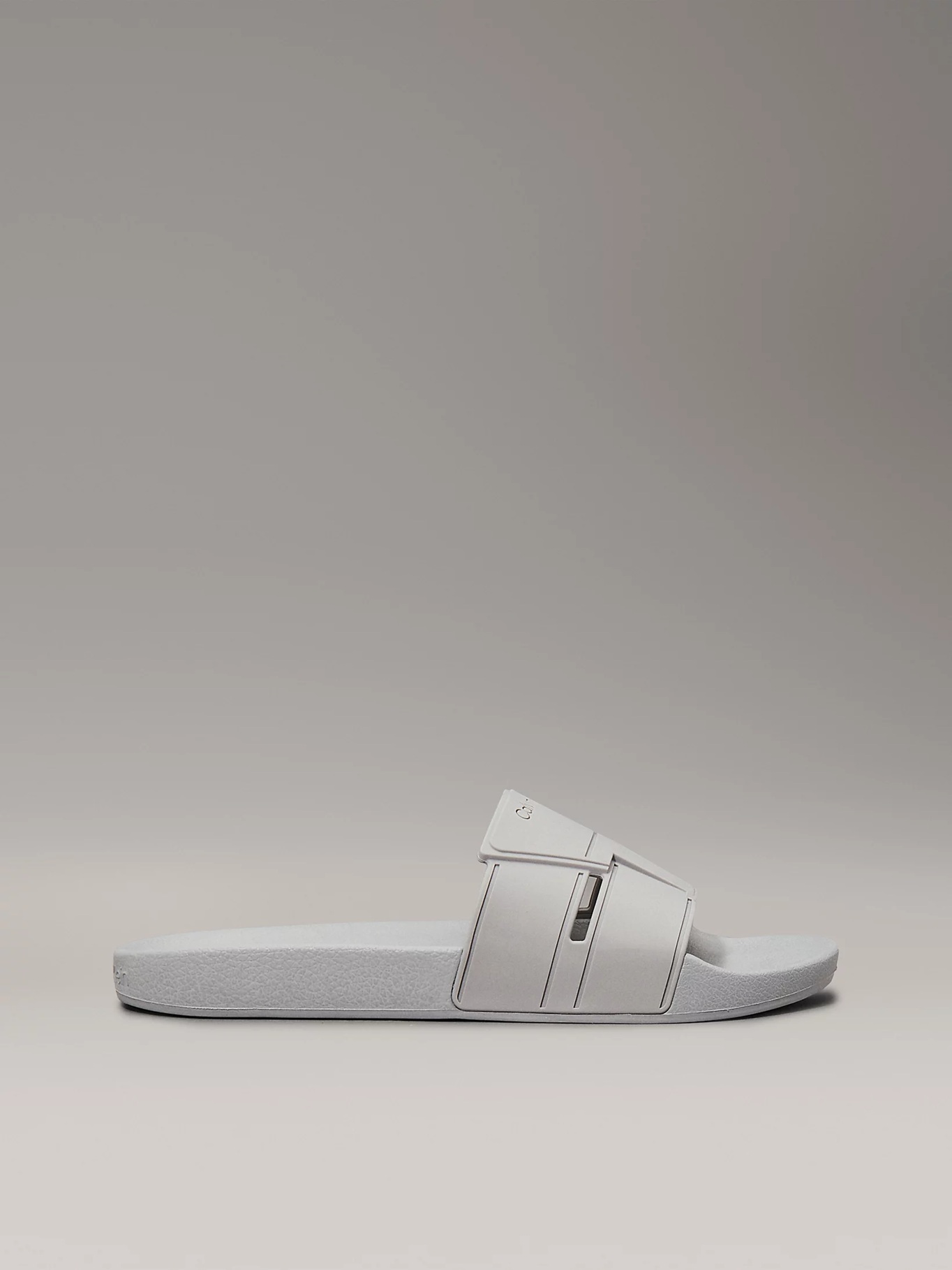 detail Calvin Klein pánske šedé šľapky