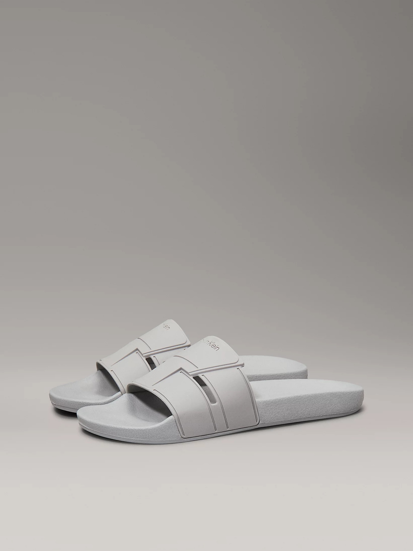 detail Calvin Klein pánske šedé šľapky