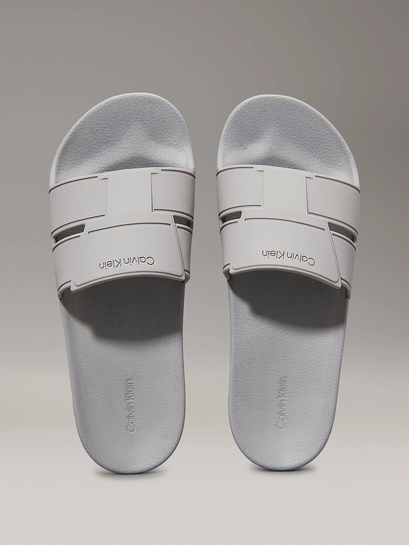 detail Calvin Klein pánske šedé šľapky