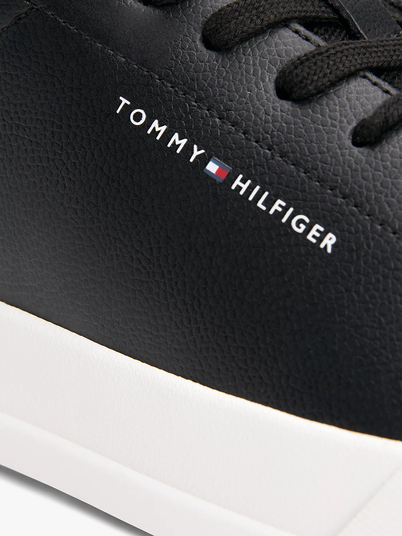 detail Tommy Hilfiger pánske čierne tenisky