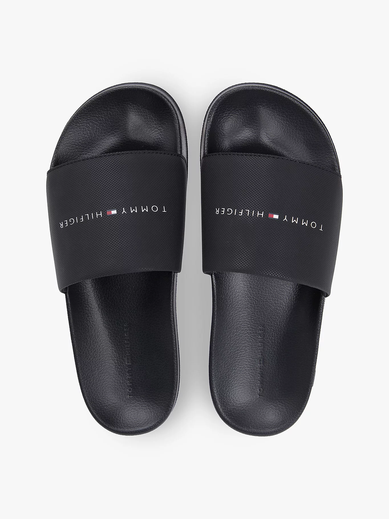 detail Tommy Hilfiger pánske čierne šľapky